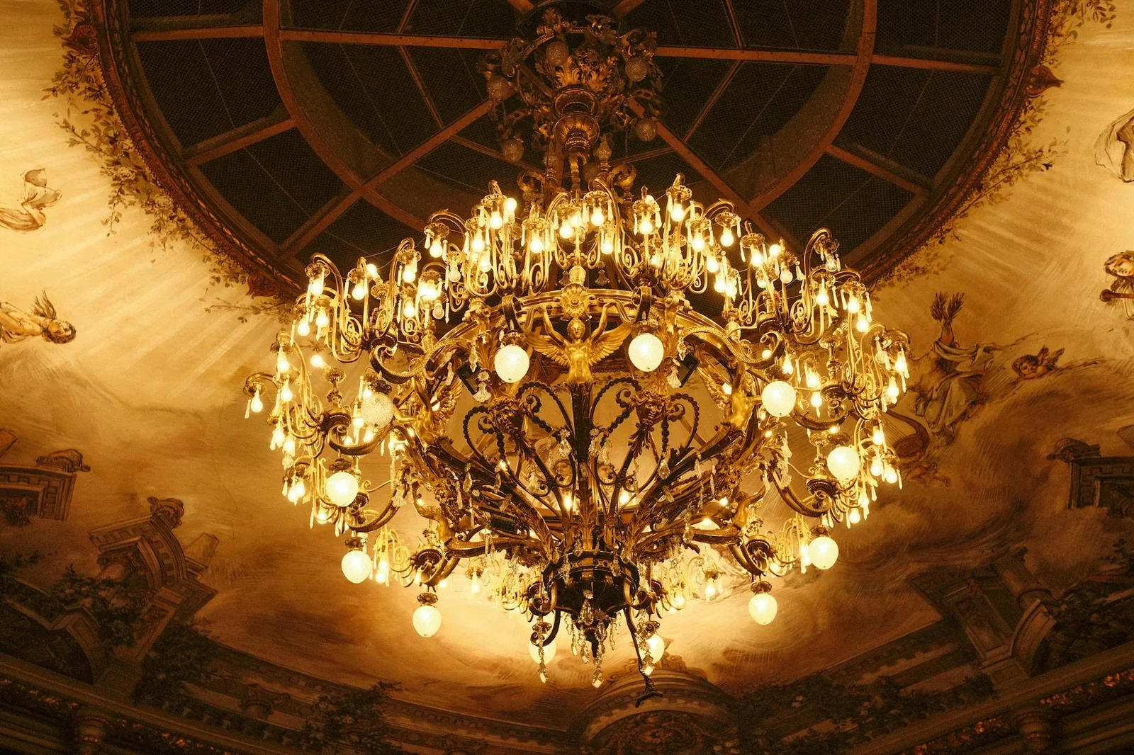 Đèn chùm lộng lẫy giữa đại sảnh kiến trúc Baroque cùng trần chạm khắc cầu kỳ, tôn vinh vẻ đẹp cổ điển sang trọng. | Thiết kế nội thất 24