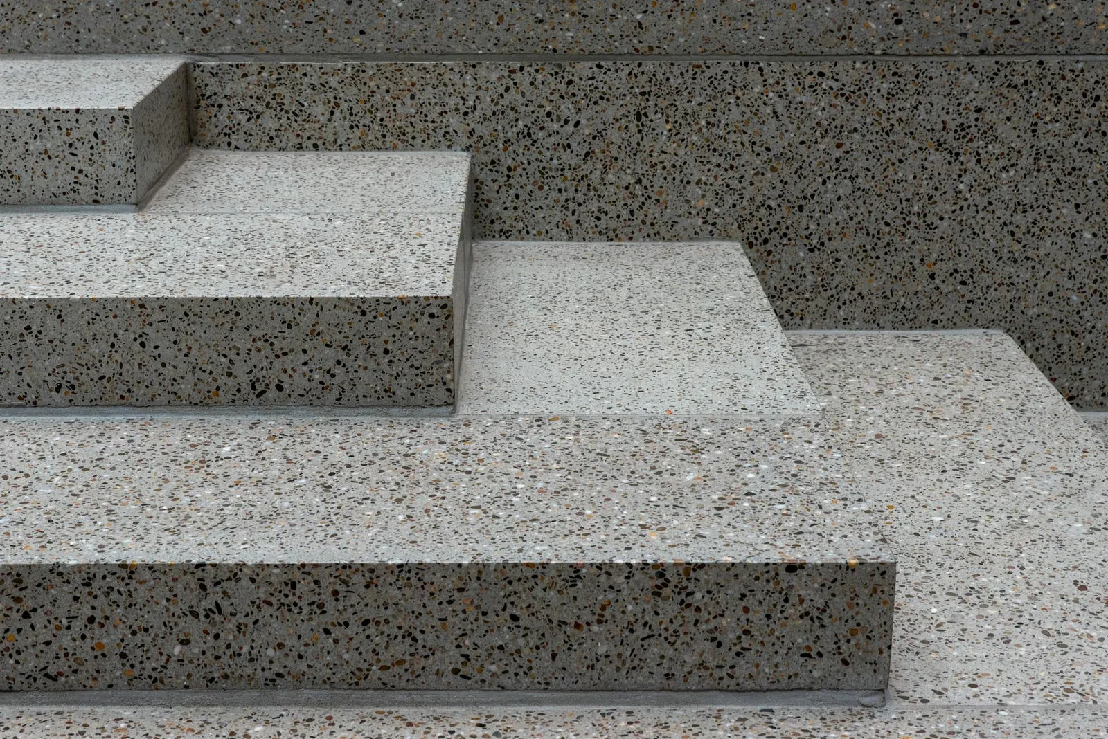 Bậc thang đá terrazzo với bề mặt chống trượt tinh tế, kết hợp kiến trúc hiện đại đảm bảo an toàn cho trẻ. | Thiết kế nội thất 24