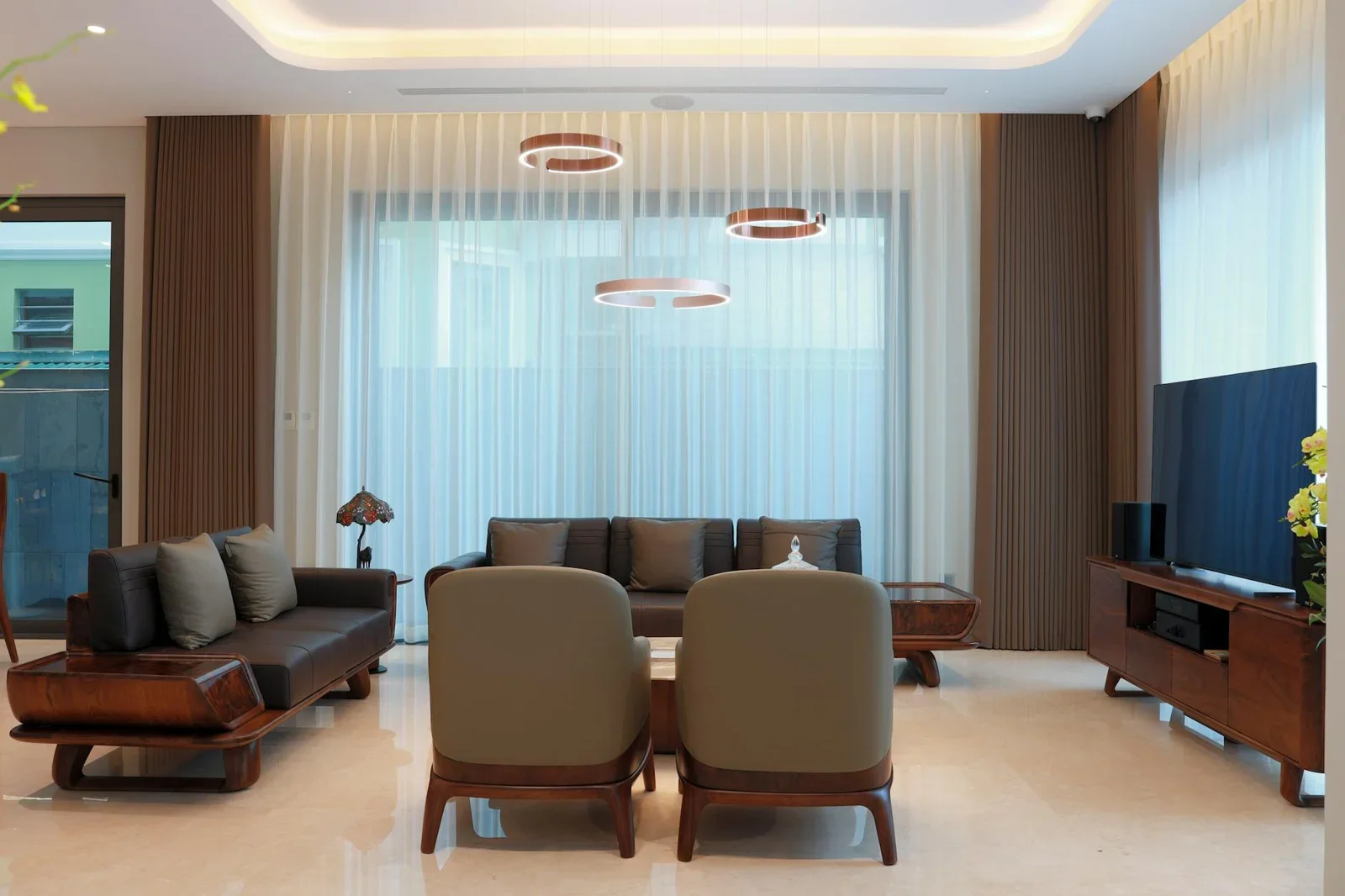 Thiết kế phòng khách tối giản sang trọng, nội thất tinh gọn phối hợp ánh sáng dịu nhẹ kiến tạo bầu không khí thư thái. | Thiết kế nội thất 24