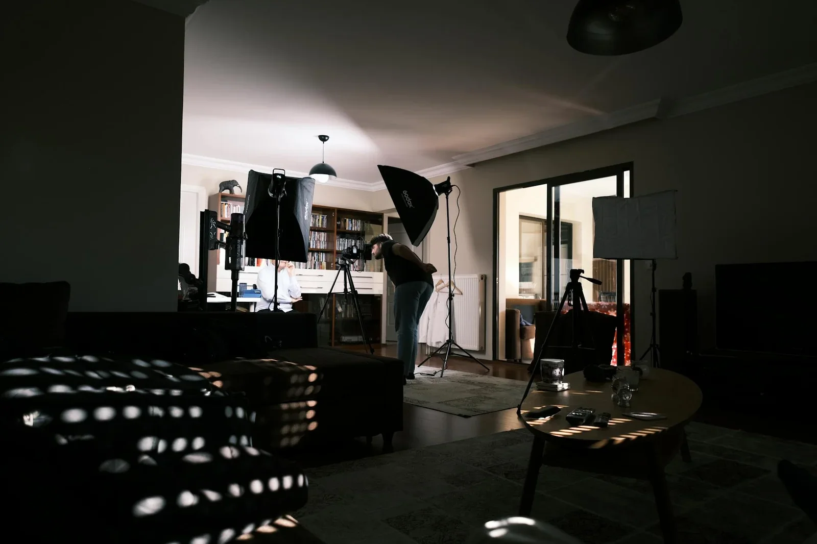Góc studio tại gia ấm cúng với hệ thống đèn chuyên nghiệp, gợi ý bố trí không gian đa năng cho phòng khách hiện đại. | Thiết kế nội thất 24