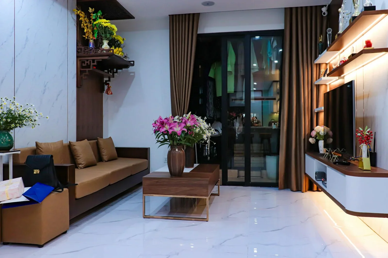 Tổng thể phòng khách hiện đại được cân đối hoàn hảo, nội thất cao cấp kết hợp phụ kiện trang trí tạo chiều sâu thị giác. | Thiết kế nội thất 24
