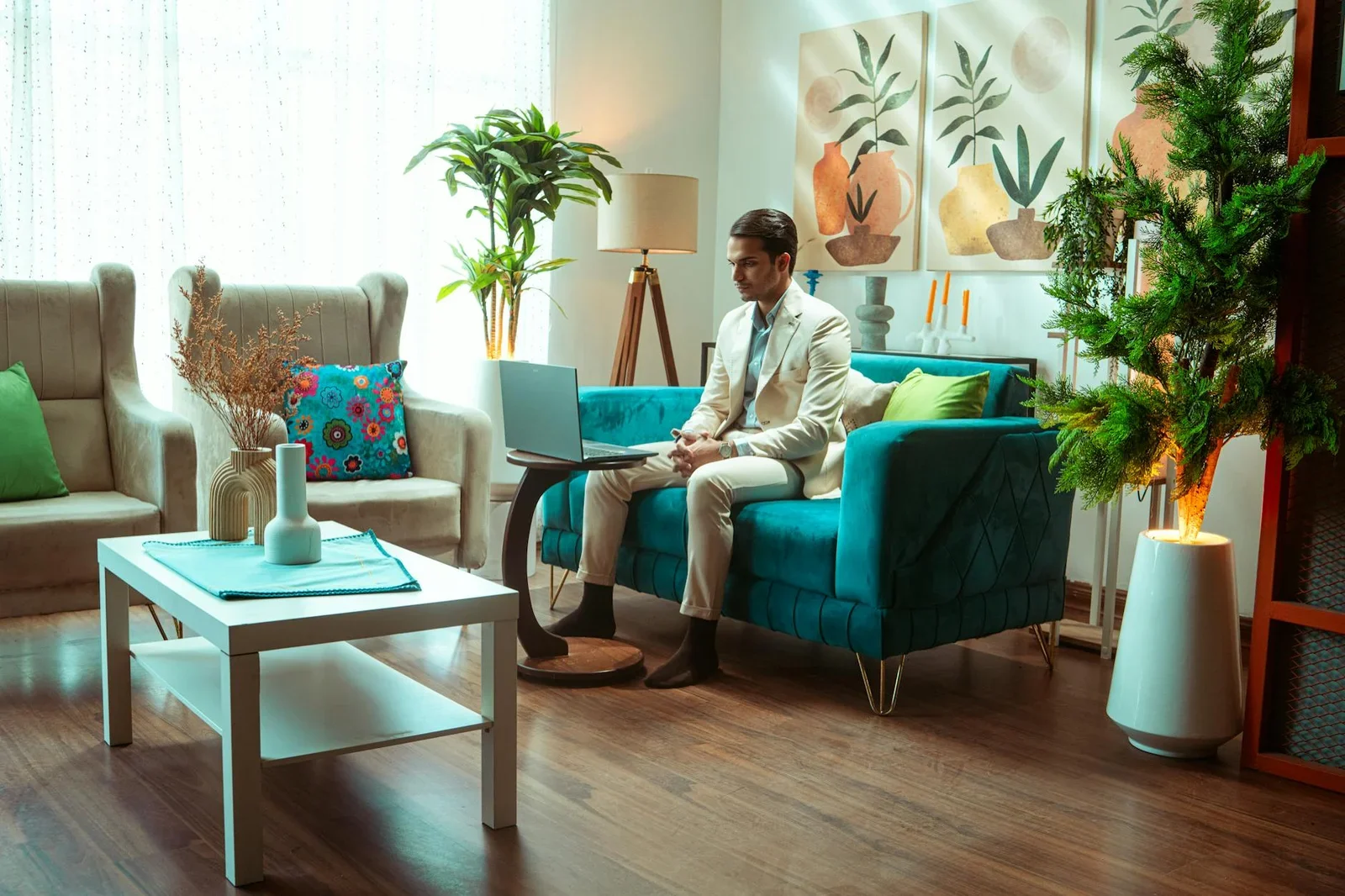 Phòng khách hiện đại kết hợp góc làm việc tiện nghi, minh chứng cho giải pháp thiết kế thông minh tối ưu không gian 30m2. | Thiết kế nội thất 24