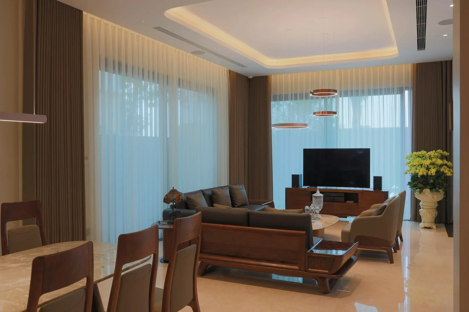 Phòng khách hiện đại bài trí sofa êm ái, decor thanh lịch và tivi lớn, kiến tạo góc giải trí hoàn hảo cho không gian 30m2. | Thiết kế nội thất 24