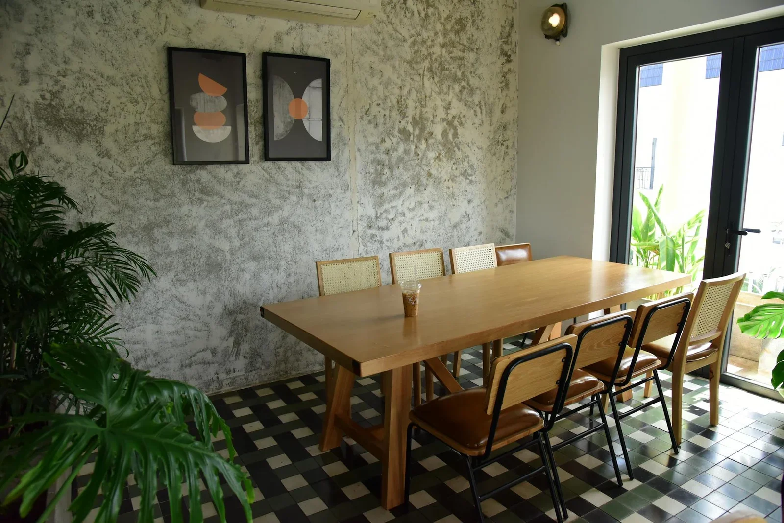 Góc ăn uống tối giản với bộ bàn ghế gỗ gọn gàng, bố trí liên thông giúp phòng khách mười mét vuông thêm tiện nghi và thẩm mỹ. | Thiết kế nội thất 24