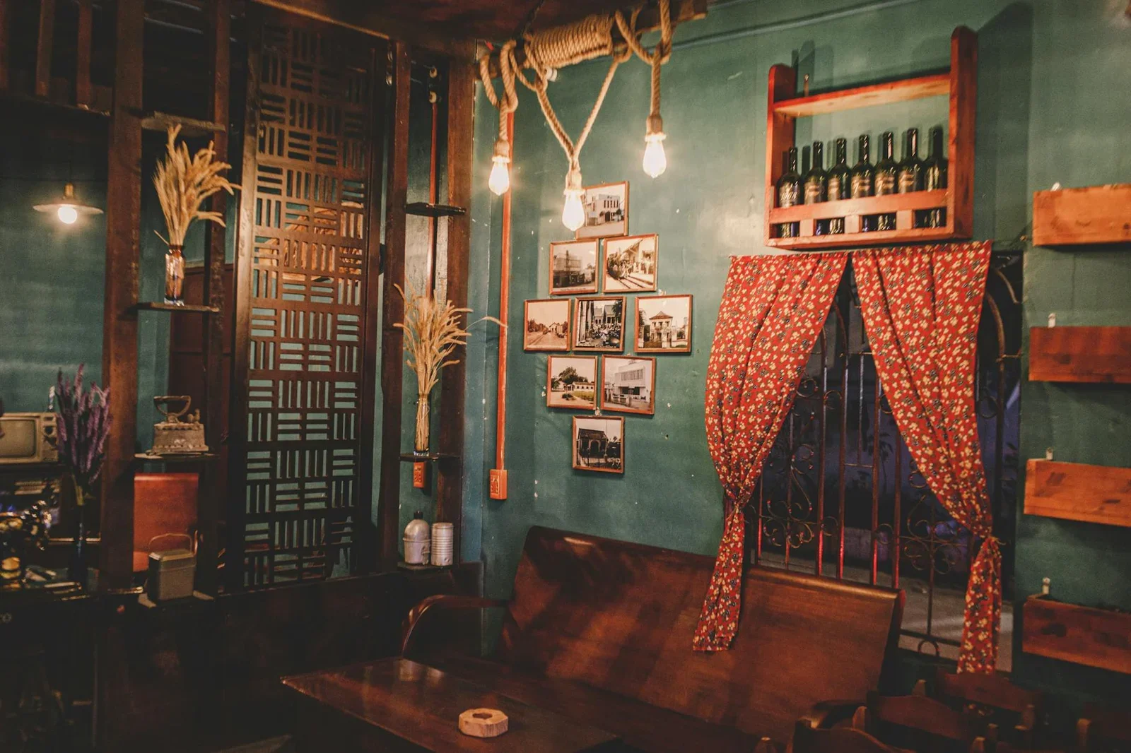 Quán cà phê mộc mạc với nội thất gỗ vintage, ánh sáng ấm áp gợi cảm hứng thiết kế góc làm việc thư giãn. | Thiết kế nội thất 24