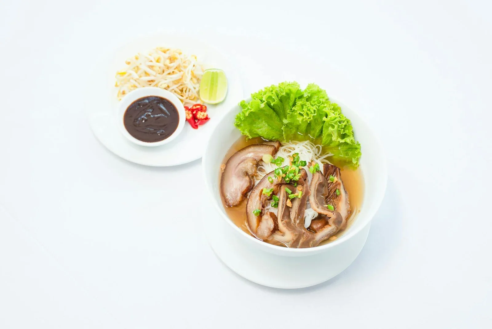 Cận cảnh tô bún thịt thơm ngon cùng rau xanh, gợi ý thiết kế góc nghỉ ngơi ấm cúng cho phòng làm việc tại gia. | Thiết kế nội thất 24