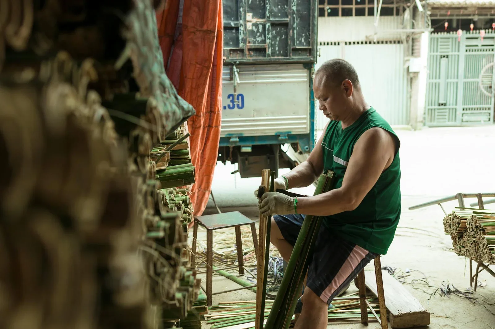 Nghệ nhân đan tre tỉ mỉ ngoài trời, tôn vinh chất liệu tự nhiên, gợi ý chọn nội thất bền vững cho văn phòng. | Thiết kế nội thất 24