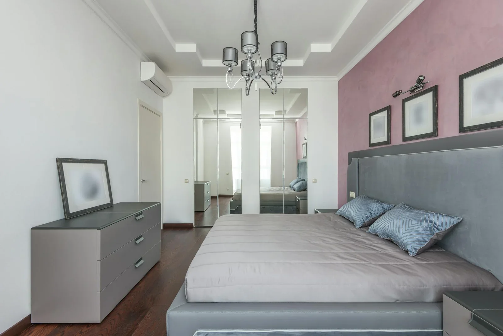 Không gian phòng ngủ đương đại nổi bật với giường king size rộng rãi, điểm xuyết chi tiết trang trí sang trọng và đẳng cấp. | Thiết kế nội thất 24