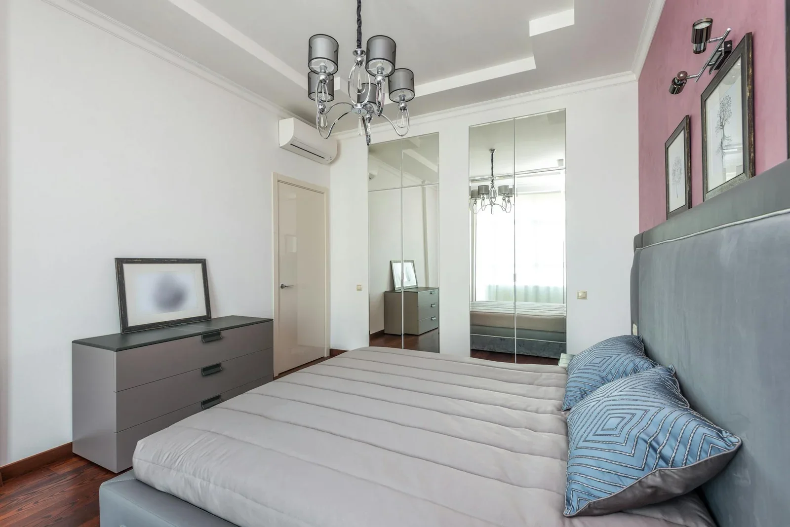 Thiết kế phòng ngủ đương đại tràn ngập ánh sáng, nổi bật với tủ gương lớn cùng các món đồ trang trí thời thượng. | Thiết kế nội thất 24