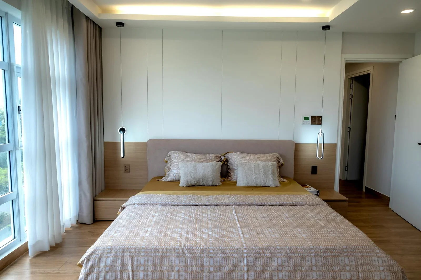 Phòng ngủ phong cách tối giản hiện đại với đường nét tinh tế và ánh sáng tự nhiên tràn ngập khắp không gian. | Thiết kế nội thất 24