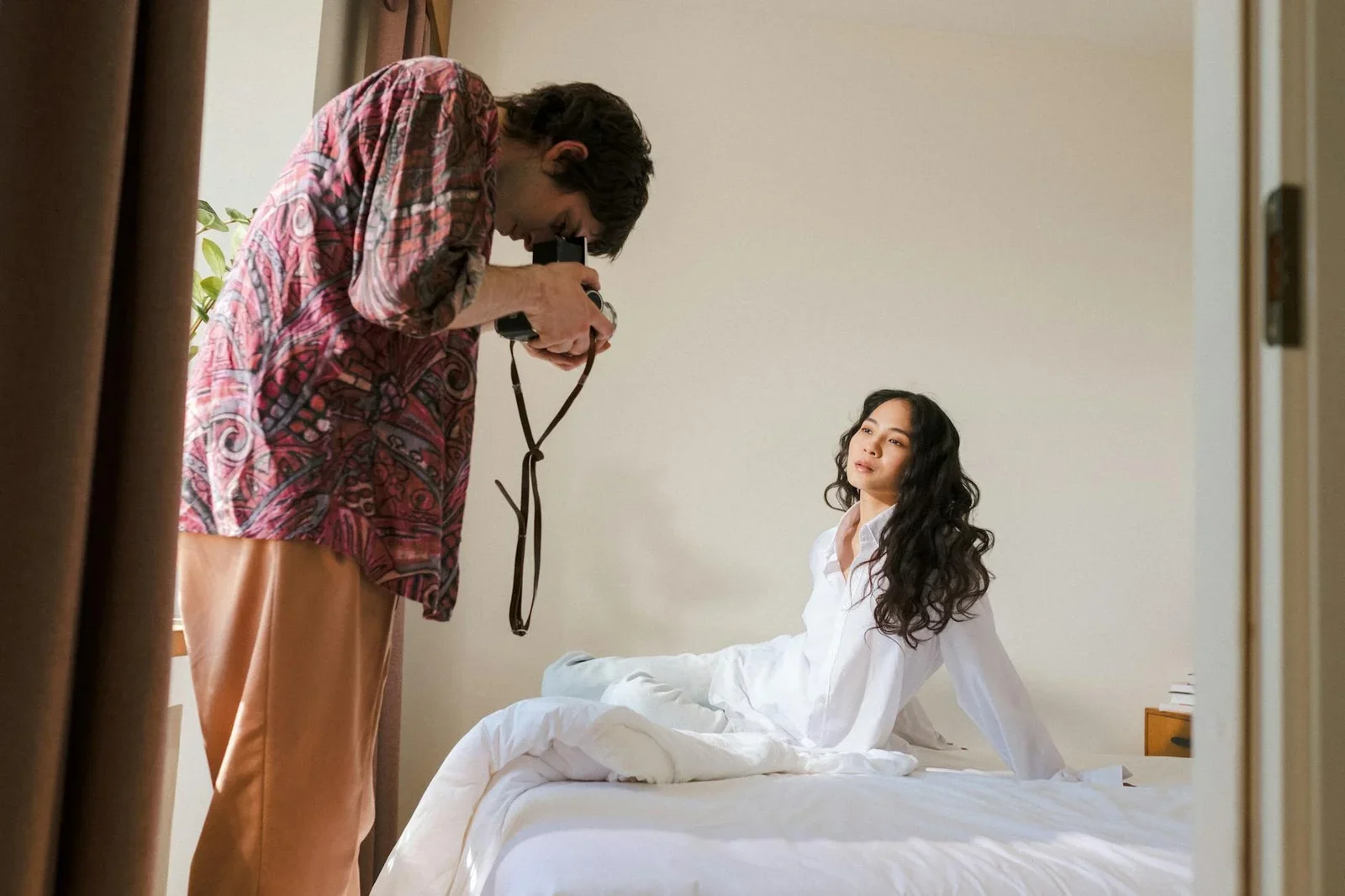 Góc chụp sáng tạo trong phòng ngủ được bài trí chỉn chu, nơi người mẫu tạo dáng và nhiếp ảnh gia ghi lại khoảnh khắc. | Thiết kế nội thất 24