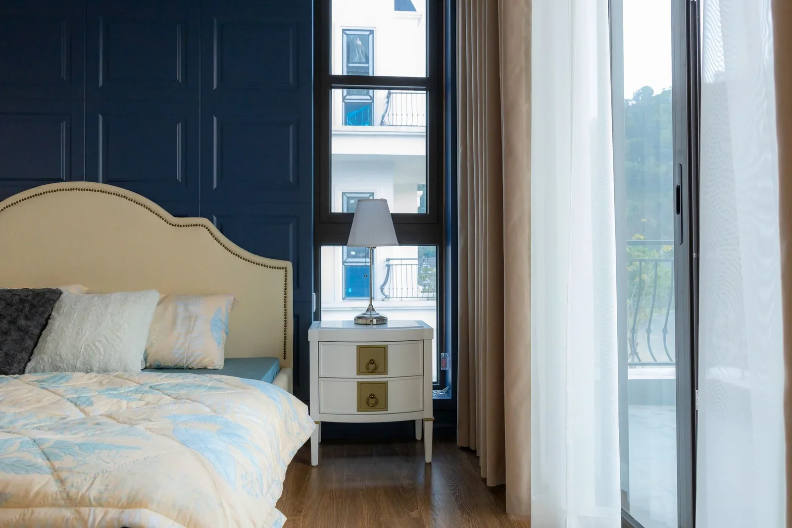 Không gian hiện đại tràn ngập ánh sáng nhờ hệ cửa kính rộng, kết hợp nội thất tinh tế mở ra tầm nhìn thoáng đãng. | Thiết kế nội thất 24