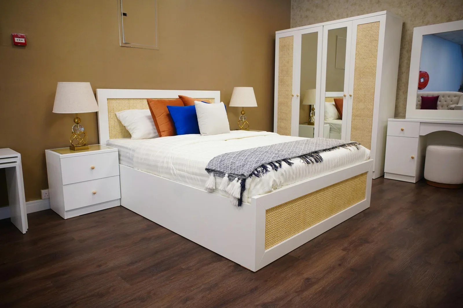 Phòng ngủ sang trọng sử dụng nội thất trắng hiện đại, phối hợp chất liệu vải mềm mại cùng ánh sáng vàng ấm cúng. | Thiết kế nội thất 24