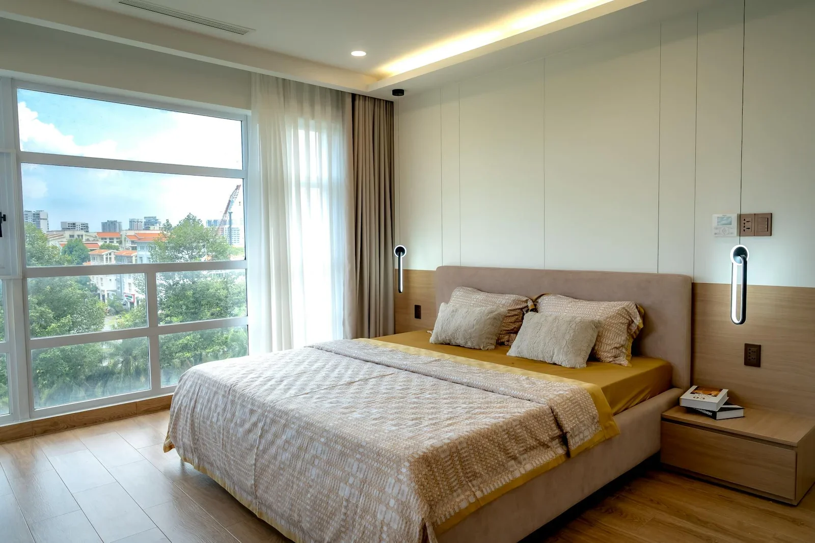 Phòng ngủ hiện đại ấm cúng với khung cửa kính rộng, khéo léo đưa toàn cảnh thành phố vào không gian nghỉ ngơi. | Thiết kế nội thất 24