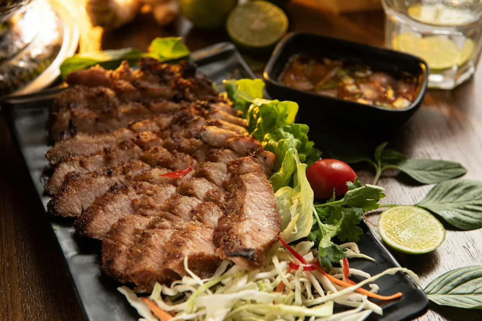 Thịt nướng vàng ươm xếp cạnh rau xanh trên đĩa gốm mộc, tạo tương phản màu sắc hài hòa cho không gian bàn ăn. | Thiết kế nội thất 24