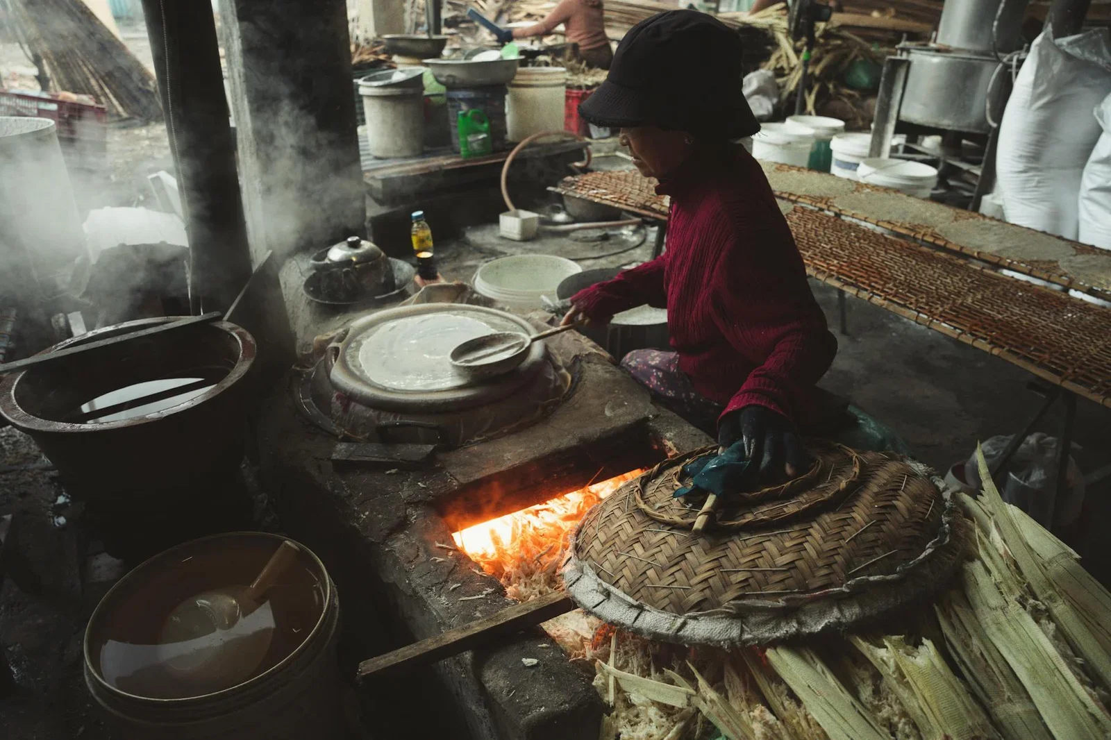 Bếp lửa thủ công trên nền gạch thô mộc, tôn vinh vẻ đẹp nguyên bản cùng không gian nội thất ấm áp truyền thống. | Thiết kế nội thất 24