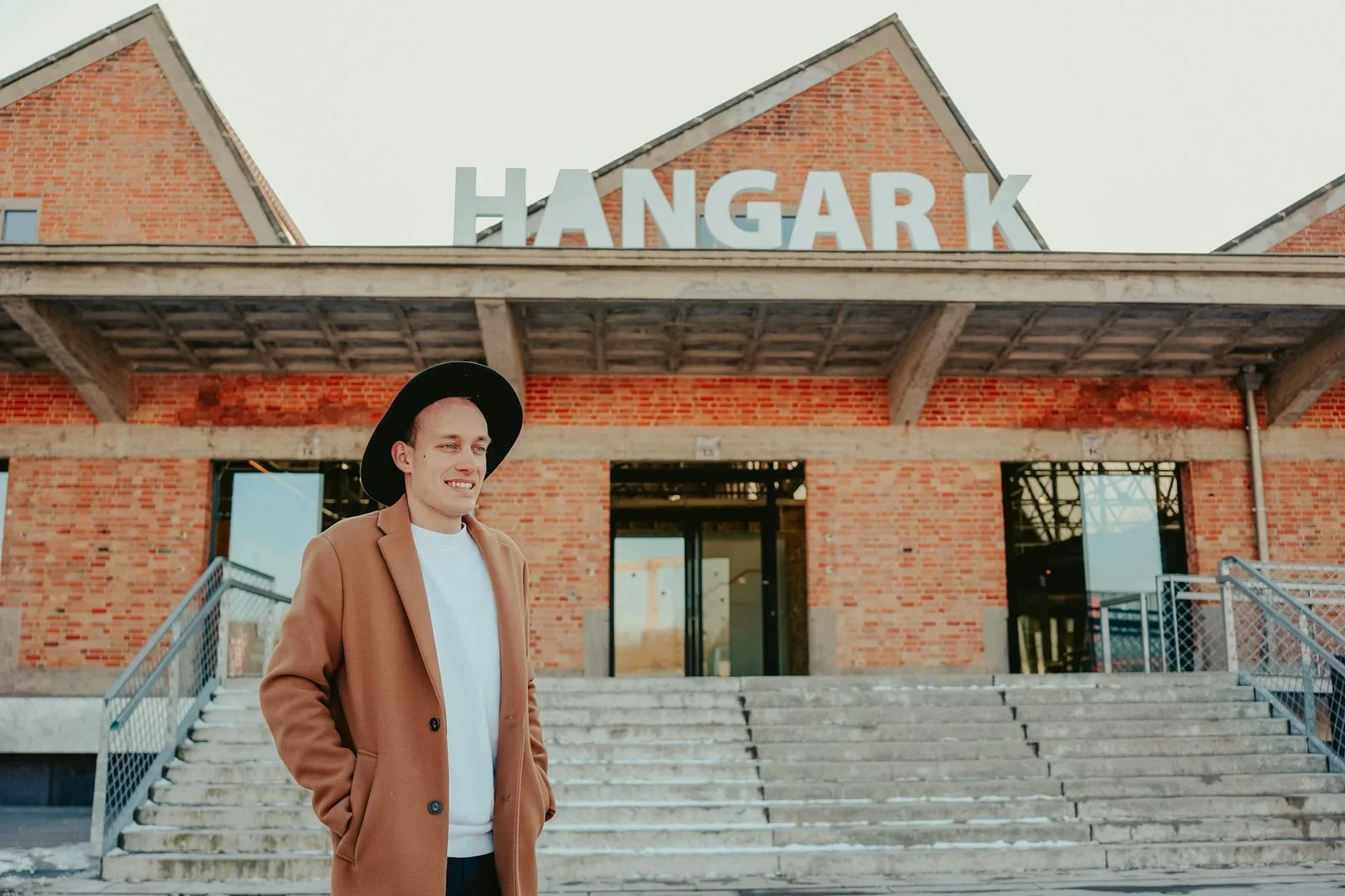 Kiến trúc Hangar K nổi bật với đường nét hiện đại, ánh sáng tự nhiên tôn lên vẻ đẹp thời thượng của không gian ngoại thất. | Thiết kế nội thất 24