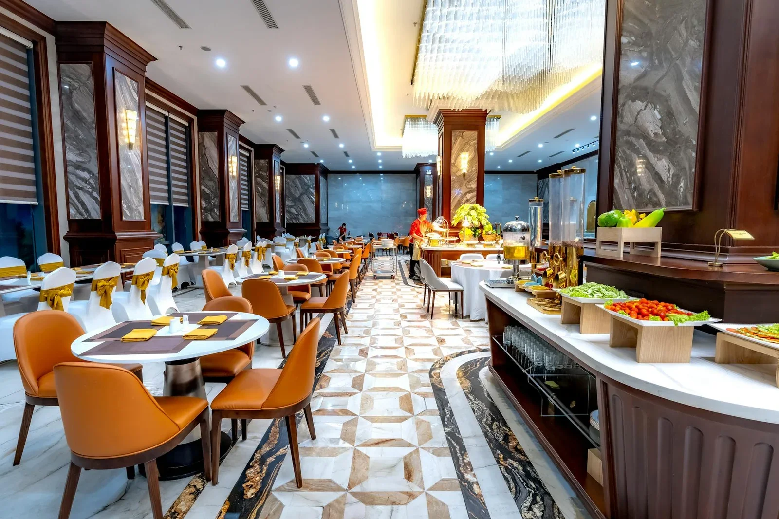 Không gian nội thất sang trọng với bố cục chỗ ngồi rộng rãi, ánh sáng ấm áp làm nổi bật họa tiết trang trí tinh tế. | Thiết kế nội thất 24