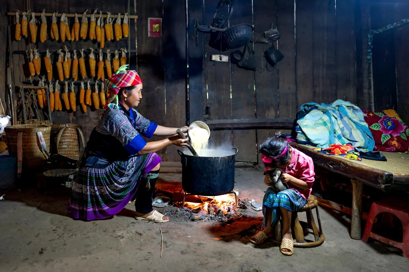 Không gian sinh hoạt ấm cúng với ánh lửa bập bùng, tôn lên nét đẹp văn hóa truyền thống và sự bình dị trong kiến trúc nhà ở. | Thiết kế nội thất 24