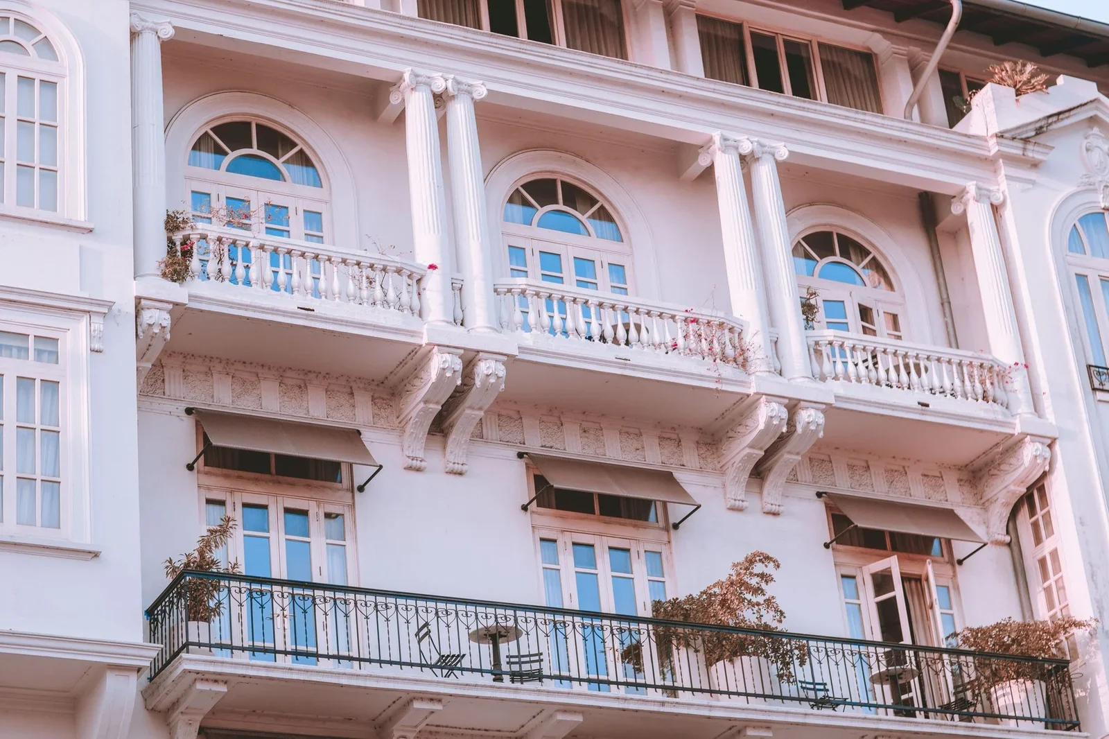 A sophisticated image of a white building featuring classic  | Thiết kế nội thất 24