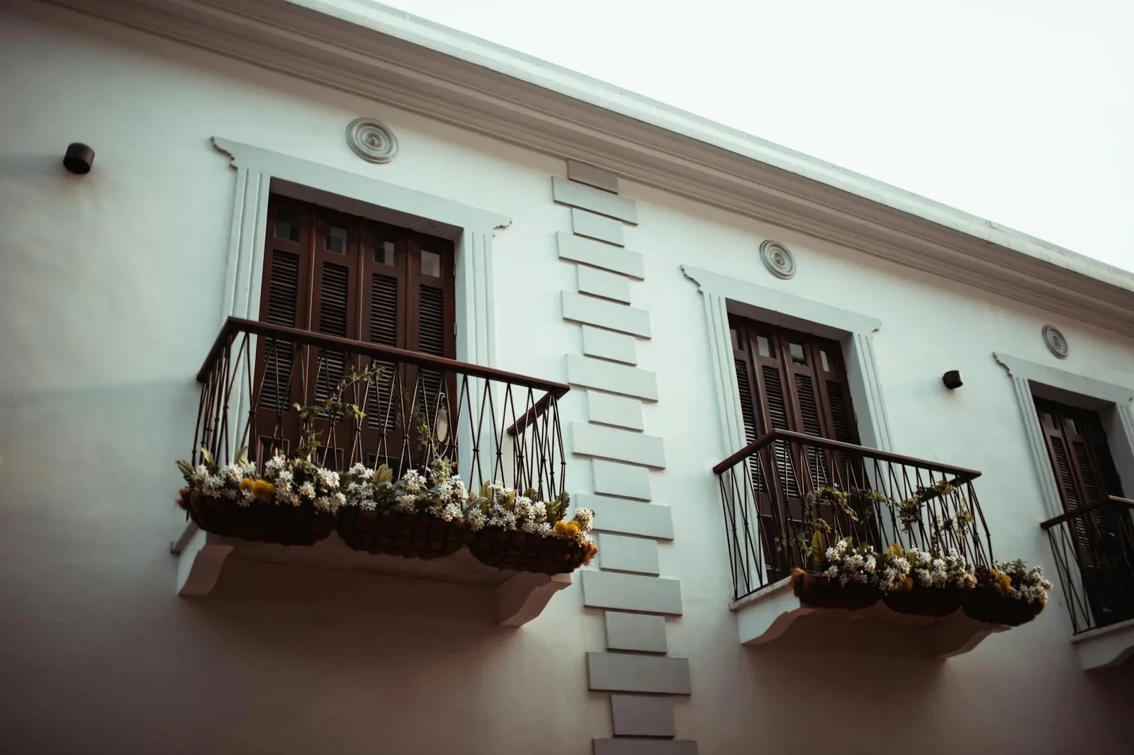 Beautiful balcony adorned with ornamental plants and flowers | Thiết kế nội thất 24