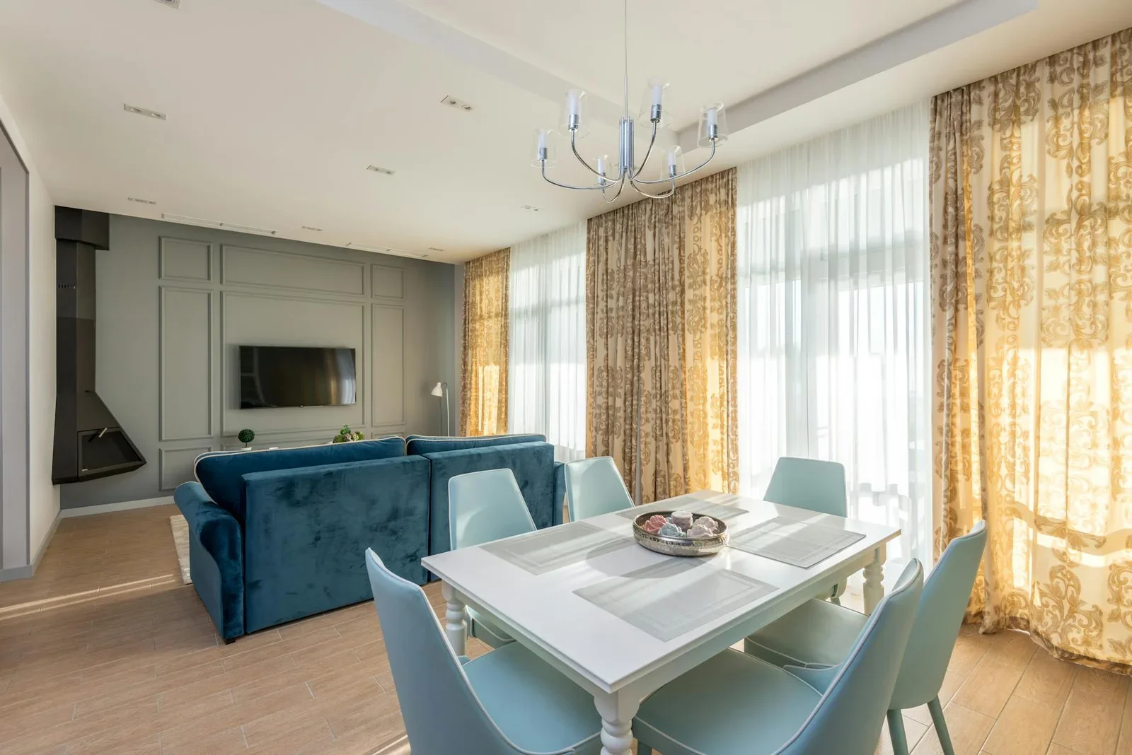 Phòng khách đương đại tràn ngập ánh sáng, nội thất cao cấp kết hợp phụ kiện trang trí thanh lịch và tinh tế. | Thiết kế nội thất 24