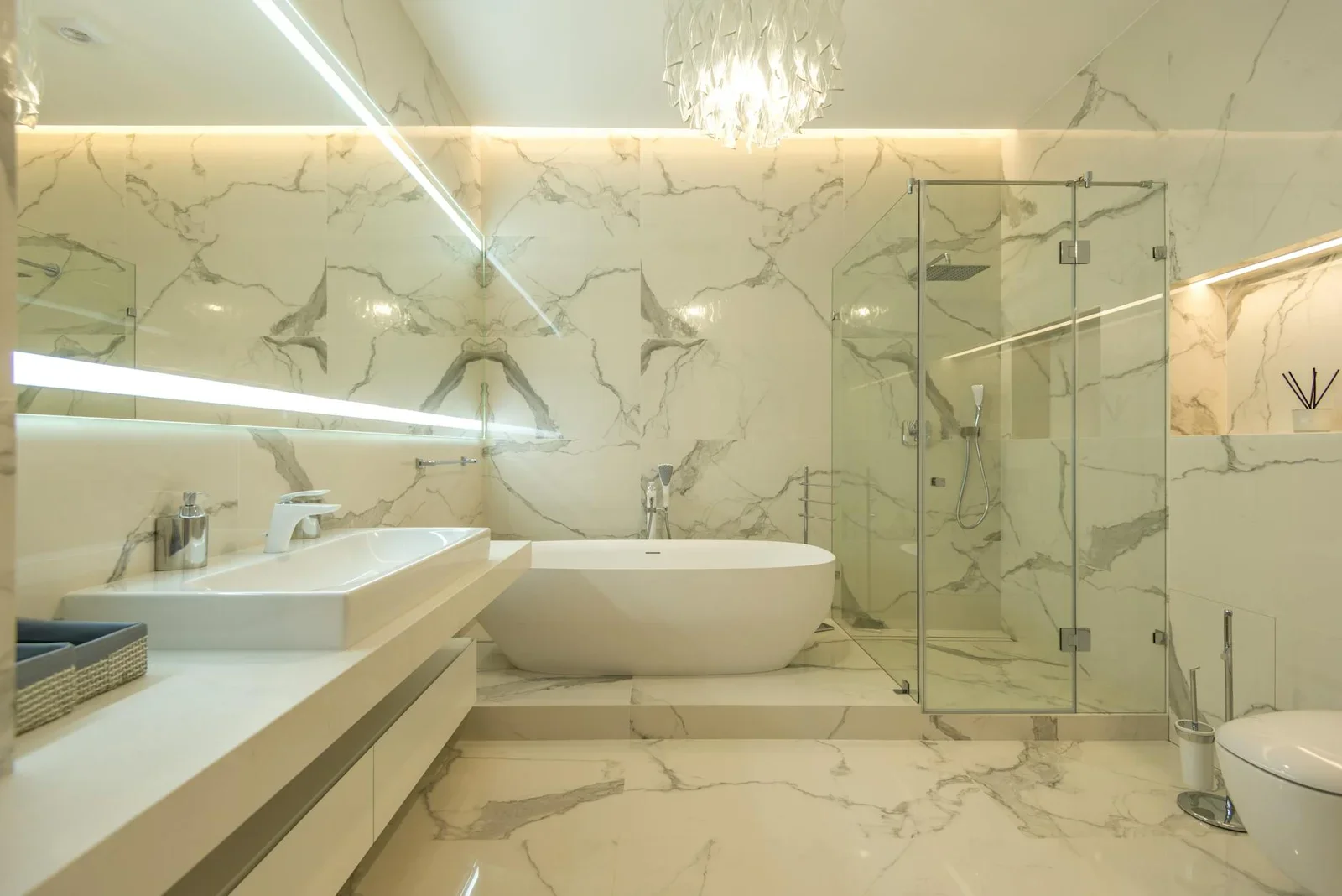 Phòng tắm hiện đại ốp đá marble sang trọng, bố trí bồn tắm độc lập và vách kính cường lực thoáng đãng. | Thiết kế nội thất 24