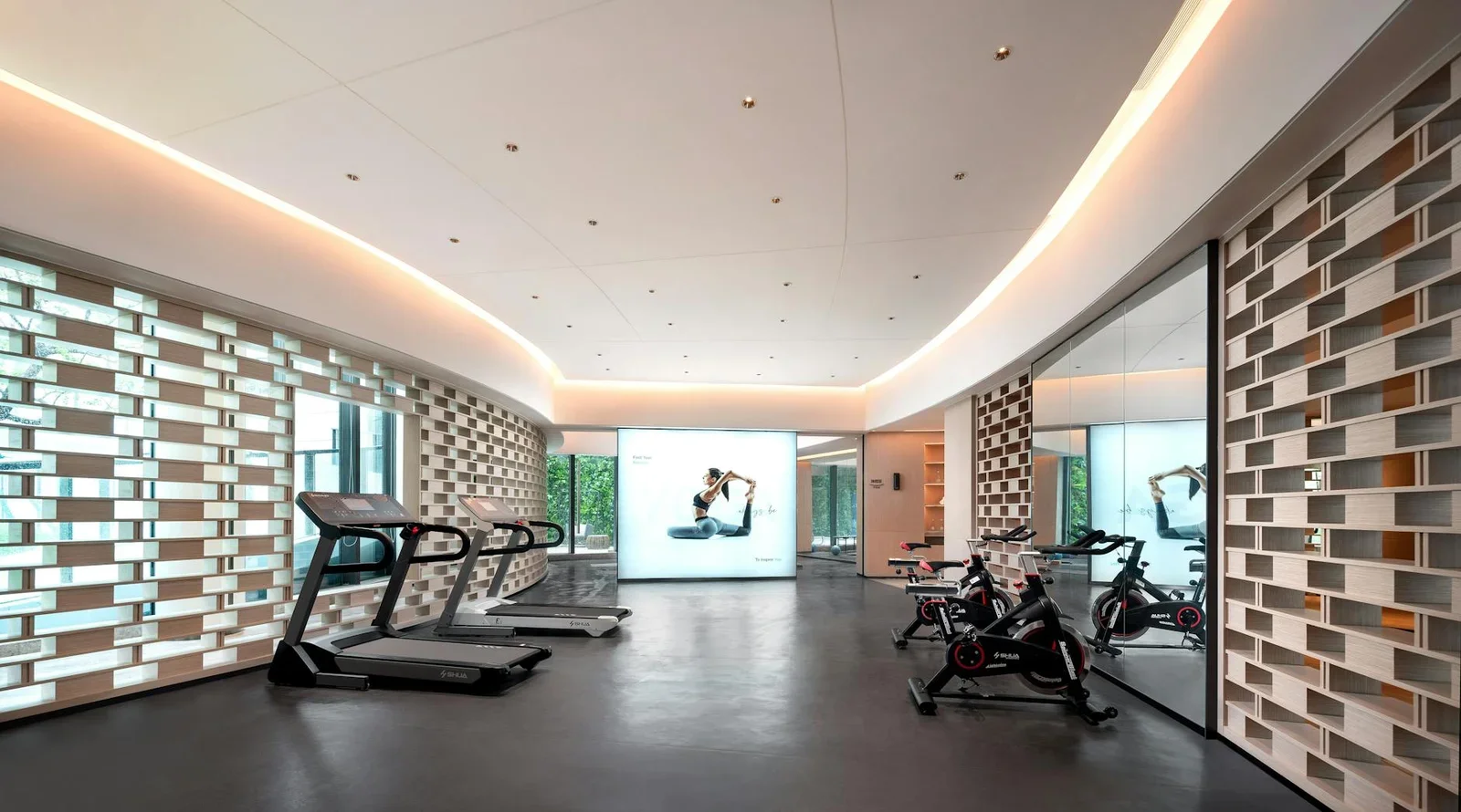 Phòng gym biệt thự thiết kế tối giản, trang bị máy chạy bộ và xe đạp hiện đại, ánh sáng trắng năng động. | Thiết kế nội thất 24