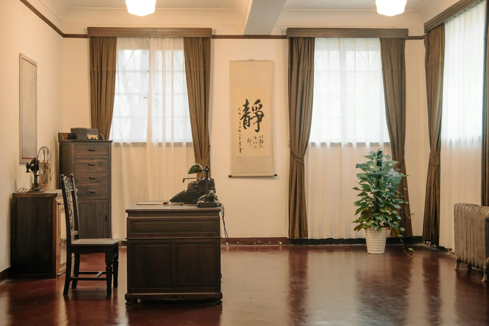 Phòng làm việc phong cách cổ điển với nội thất gỗ trầm ấm, họa tiết trang trí tinh tế tạo cảm hứng sáng tạo. | Thiết kế nội thất 24