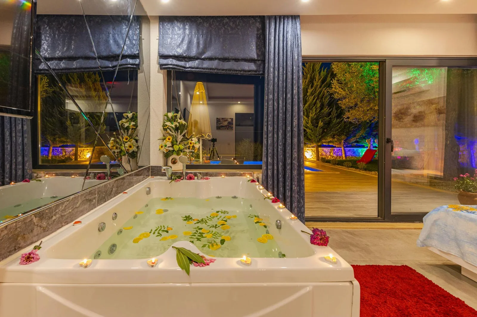 Khu vực spa tại gia bố trí bồn jacuzzi sang trọng, ánh sáng nến dịu nhẹ cùng cánh hoa tạo không gian thư thái tuyệt đối. | Thiết kế nội thất 24