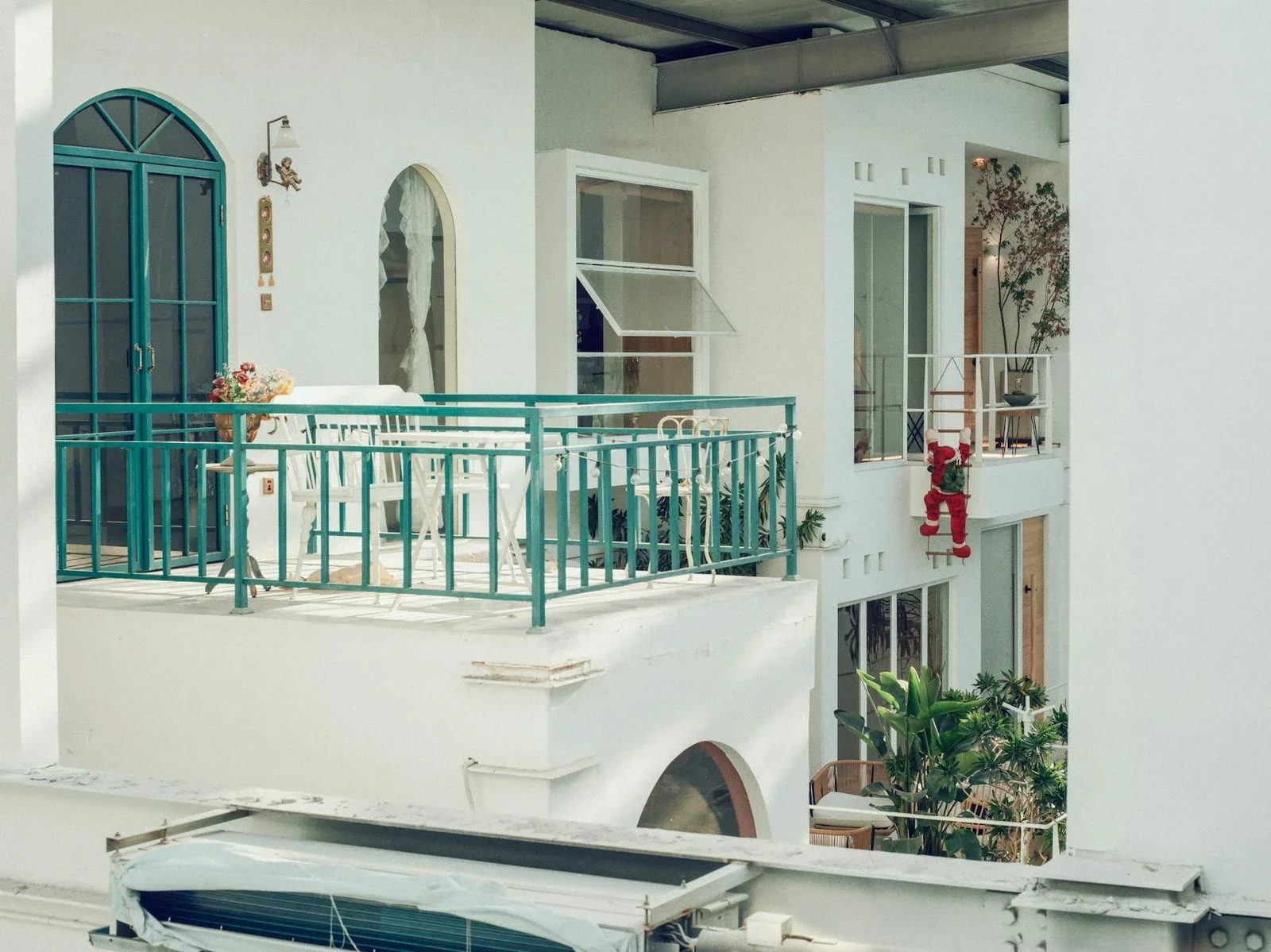 Ban công phong cách Địa Trung Hải tông trắng chủ đạo, điểm xuyết trang trí lễ hội, mang lại góc thư giãn lãng mạn. | Thiết kế nội thất 24