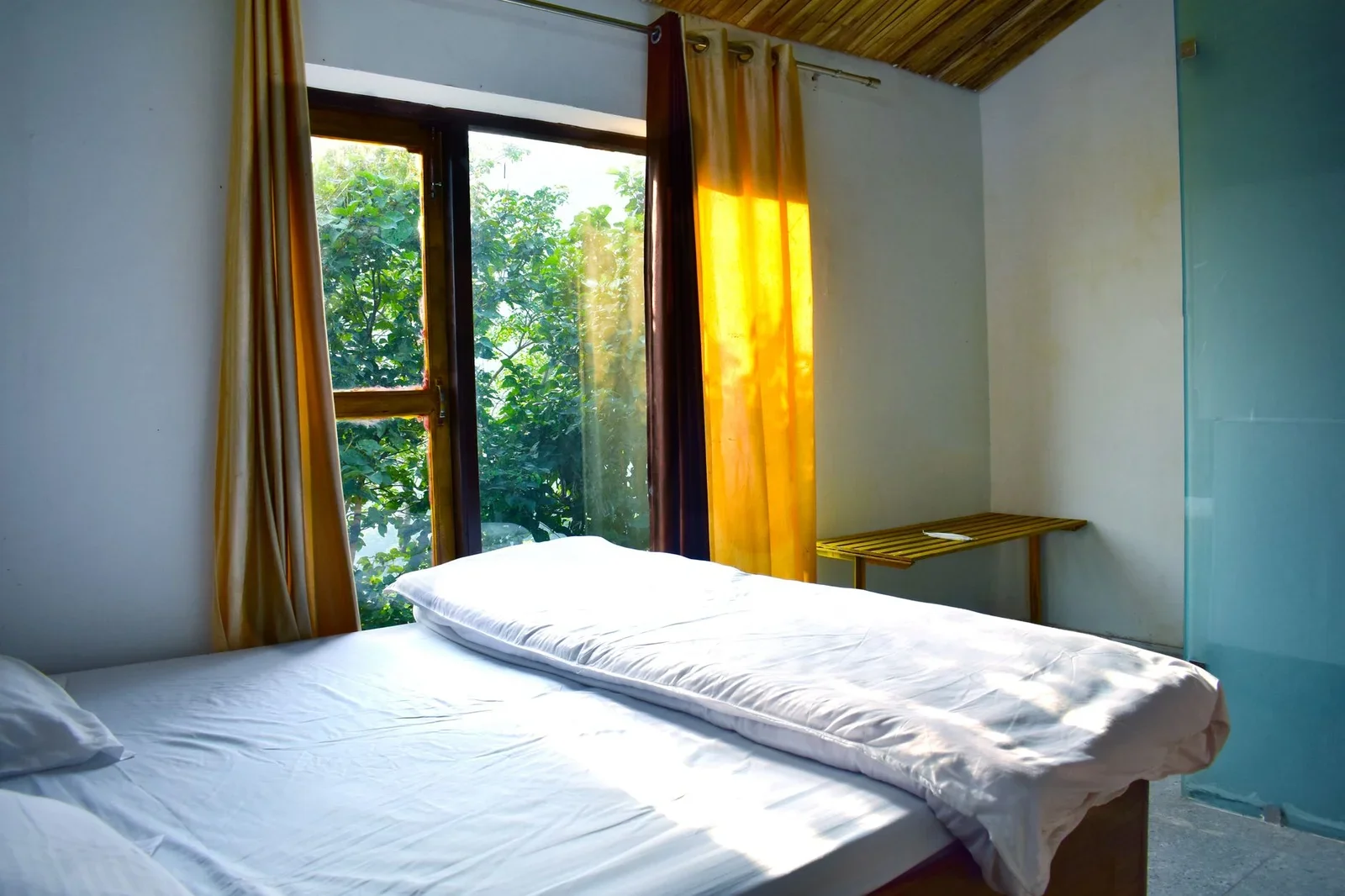 Phòng ngủ thiết kế đơn giản nhưng ấm cúng, cửa sổ lớn đón nắng tự nhiên mang lại giấc ngủ ngon cùng cảm giác thư thái. | Thiết kế nội thất 24