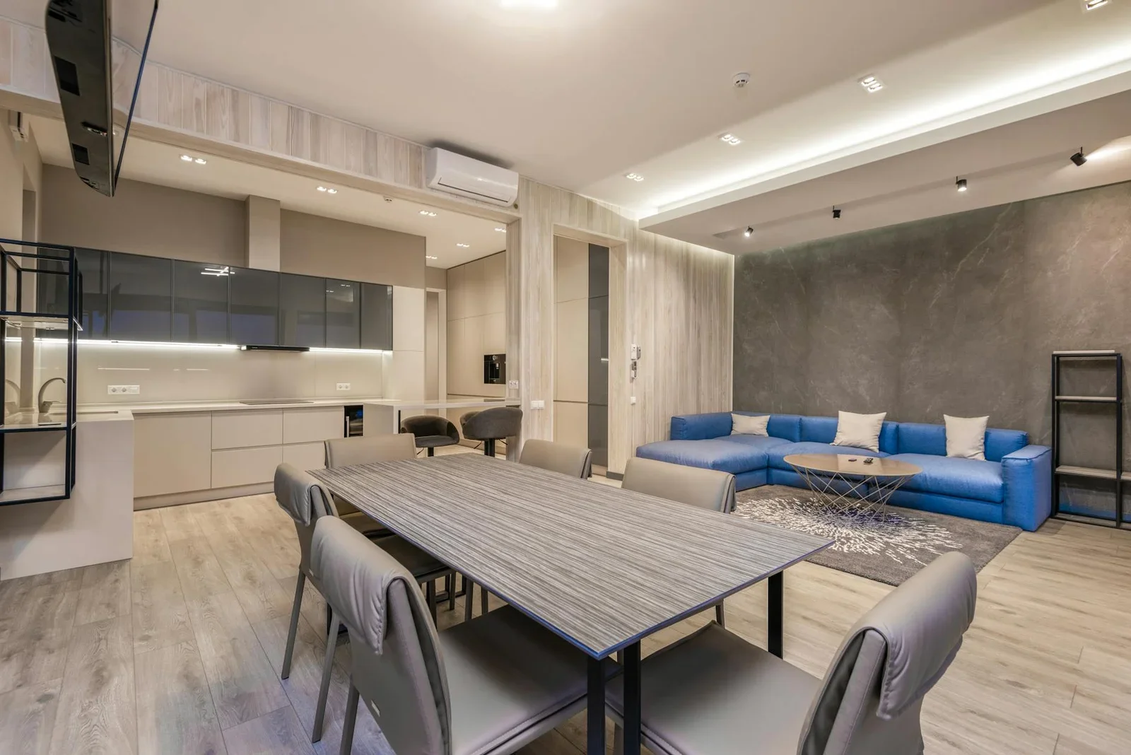 Bộ bàn ăn gỗ tự nhiên đặt cạnh phòng khách rộng rãi, kết nối liền mạch với khu bếp tạo không gian sum họp. | Thiết kế nội thất 24