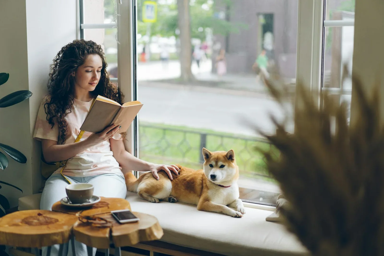 Góc đọc sách thư giãn với ghế băng êm ái cạnh cửa sổ, ánh sáng dịu nhẹ tạo không gian yên bình mỗi ngày. | Thiết kế nội thất 24