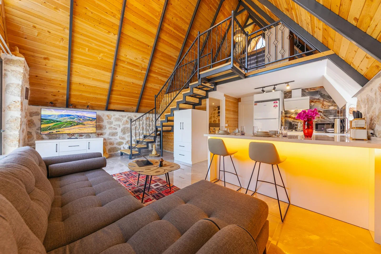 Không gian loft pha trộn nét mộc mạc và hiện đại, khu sinh hoạt ấm cúng liền kề bếp mở tạo sự kết nối hoàn hảo. | Thiết kế nội thất 24