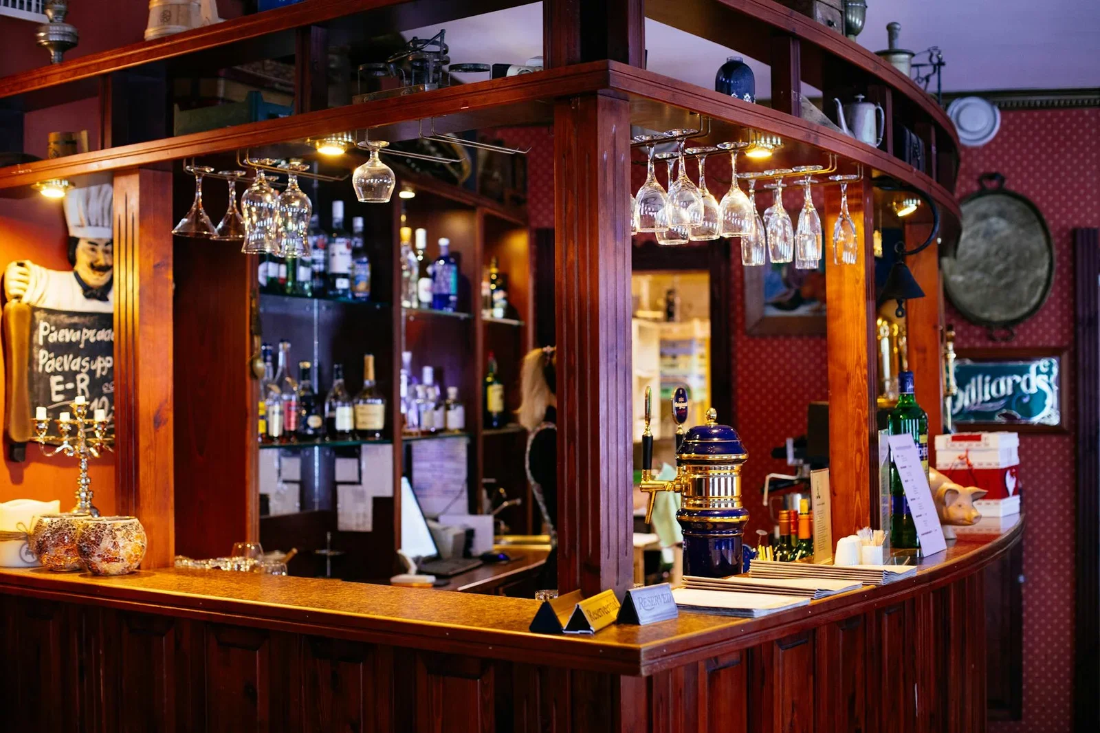 Góc giải trí tại gia ấm cúng với quầy bar gỗ tự nhiên cùng hệ treo ly rượu sang trọng, lý tưởng cho nhà duplex. | Thiết kế nội thất 24