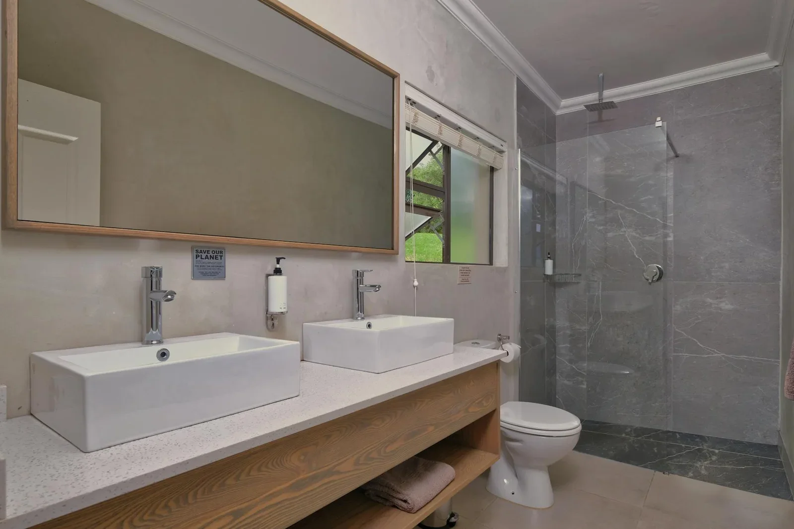 Phòng tắm sang trọng phong cách tối giản, trang bị bồn rửa đôi hiện đại cùng buồng tắm rộng rãi, nâng tầm tiện nghi sinh hoạt. | Thiết kế nội thất 24