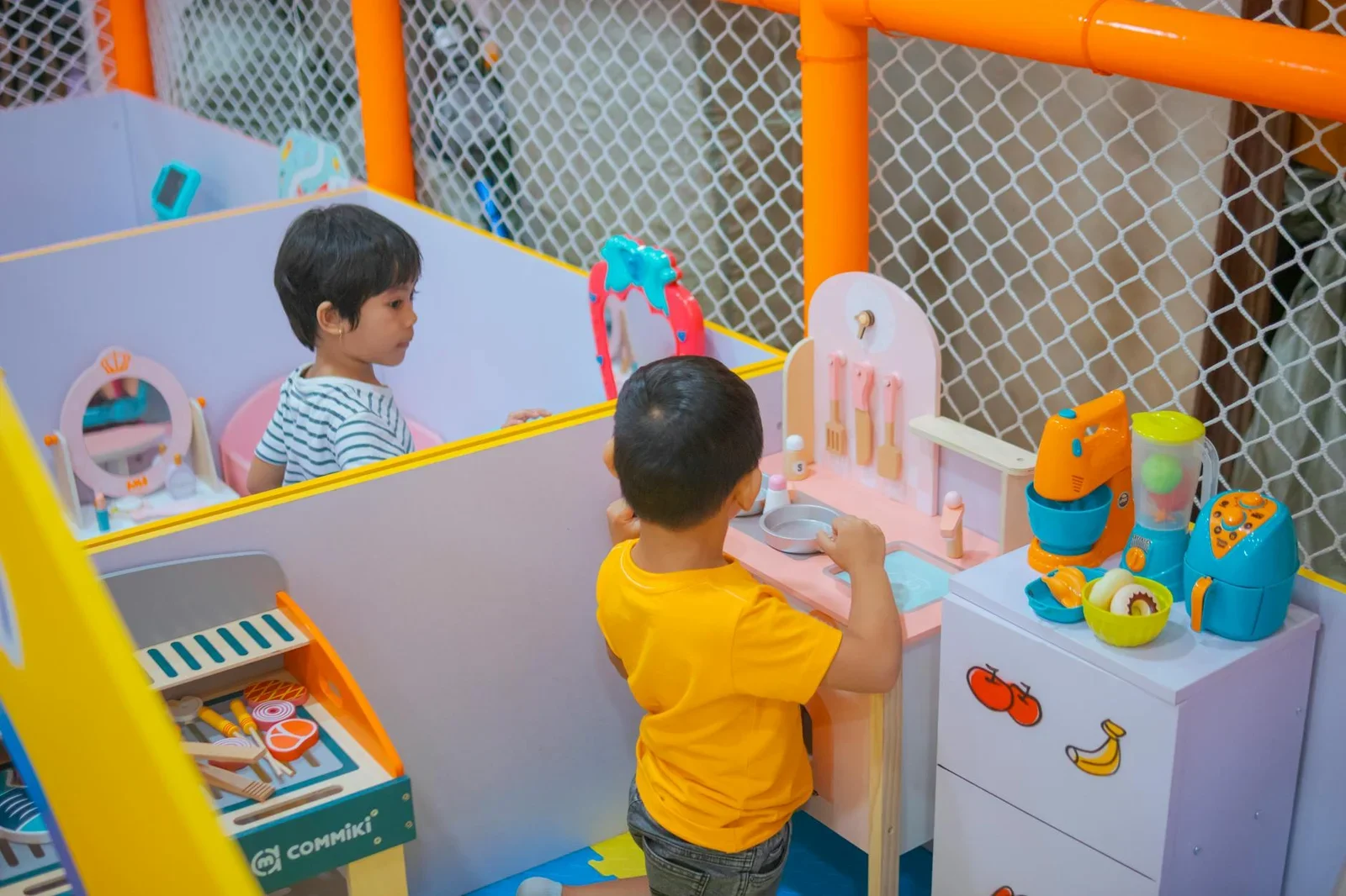 Góc vui chơi trong nhà rực rỡ sắc màu cho trẻ nhỏ, bố trí đồ chơi bếp an toàn giúp kích thích khả năng sáng tạo. | Thiết kế nội thất 24