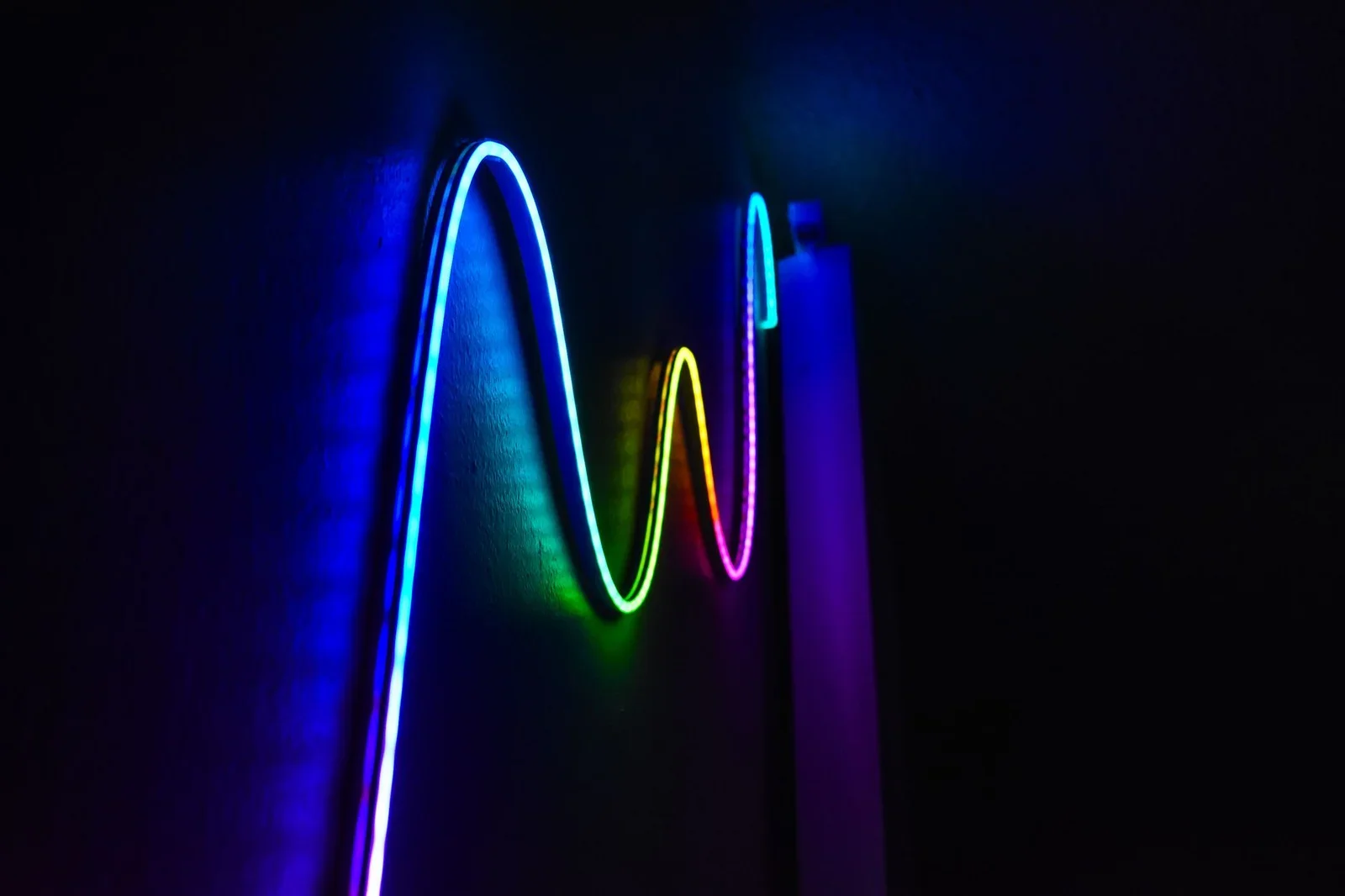 Dải đèn LED neon họa tiết sóng tỏa sáng trong phòng tối, tạo hiệu ứng thị giác hiện đại và cá tính cho không gian sống. | Thiết kế nội thất 24