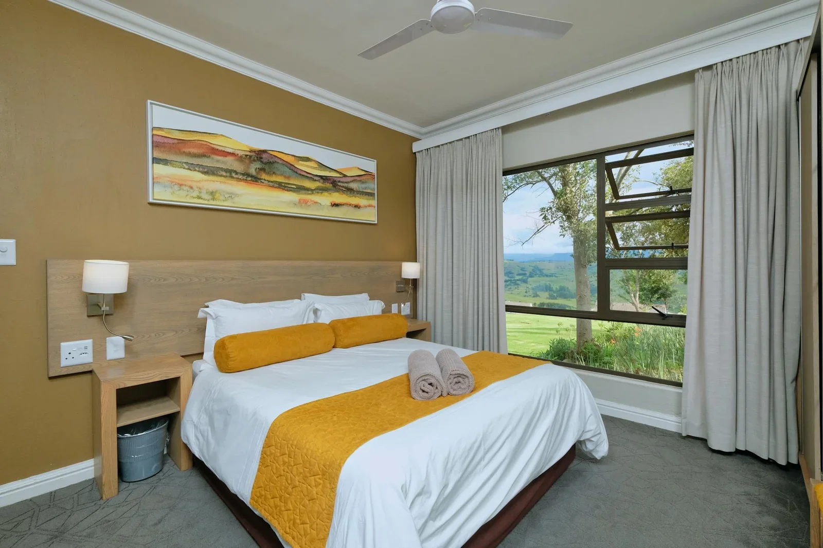 Phòng ngủ hiện đại tông ấm áp bài trí nội thất êm ái, khung cửa rộng đón view thiên nhiên mang lại giấc ngủ ngon. | Thiết kế nội thất 24