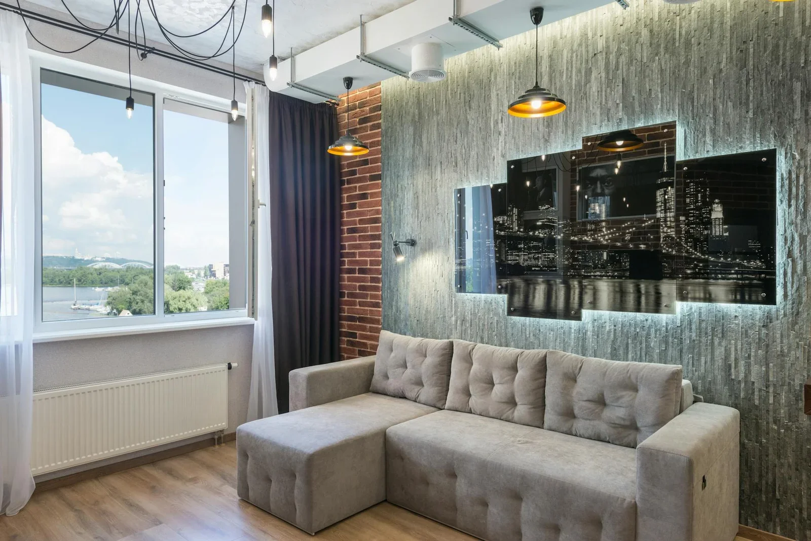 Phòng khách thời thượng bài trí sofa hiện đại cùng tranh đô thị, cửa kính lớn đón ánh sáng và tầm nhìn bao quát tuyệt đẹp. | Thiết kế nội thất 24