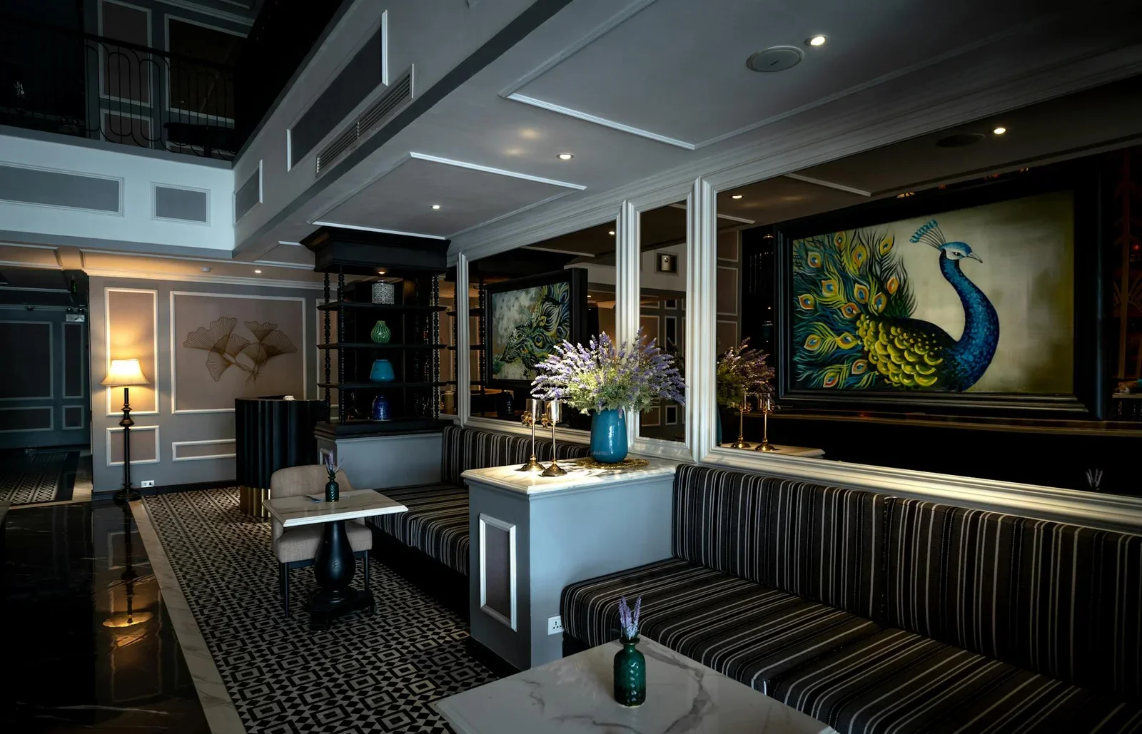 Sảnh khách sạn sang trọng với decor tinh tế, tác phẩm nghệ thuật độc đáo và khu ghế ngồi êm ái đón khách. | Thiết kế nội thất 24