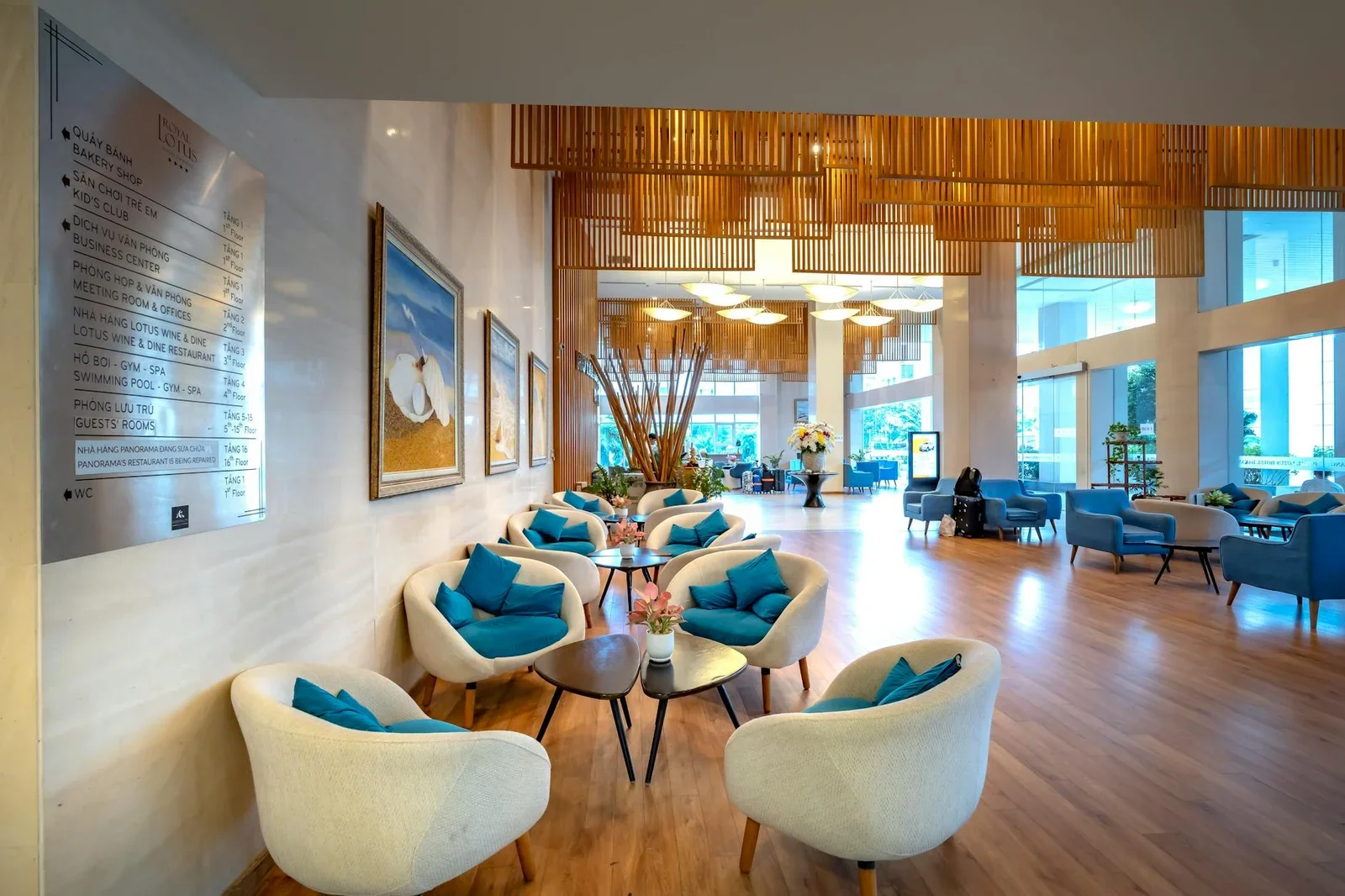 Không gian sảnh rộng rãi tràn ngập ánh sáng tự nhiên, bố trí ghế ngồi hiện đại cùng decor trang nhã. | Thiết kế nội thất 24