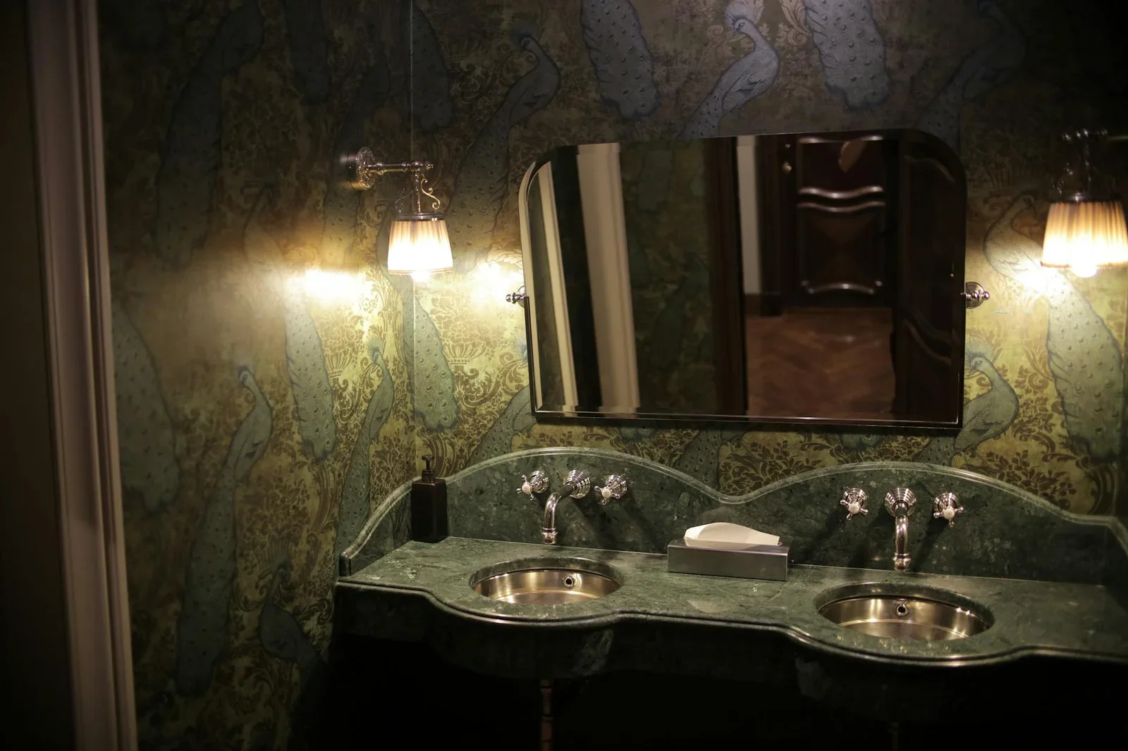 Phòng tắm sang trọng lắp đặt bồn rửa đôi, mặt đá marble xanh quý phái cùng giấy dán tường họa tiết tinh xảo. | Thiết kế nội thất 24