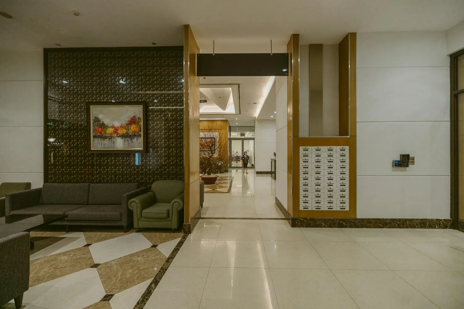 Không gian sảnh hiện đại rộng mở, kết hợp nội thất thời thượng và điểm nhấn nghệ thuật tạo cảm giác thân thiện. | Thiết kế nội thất 24