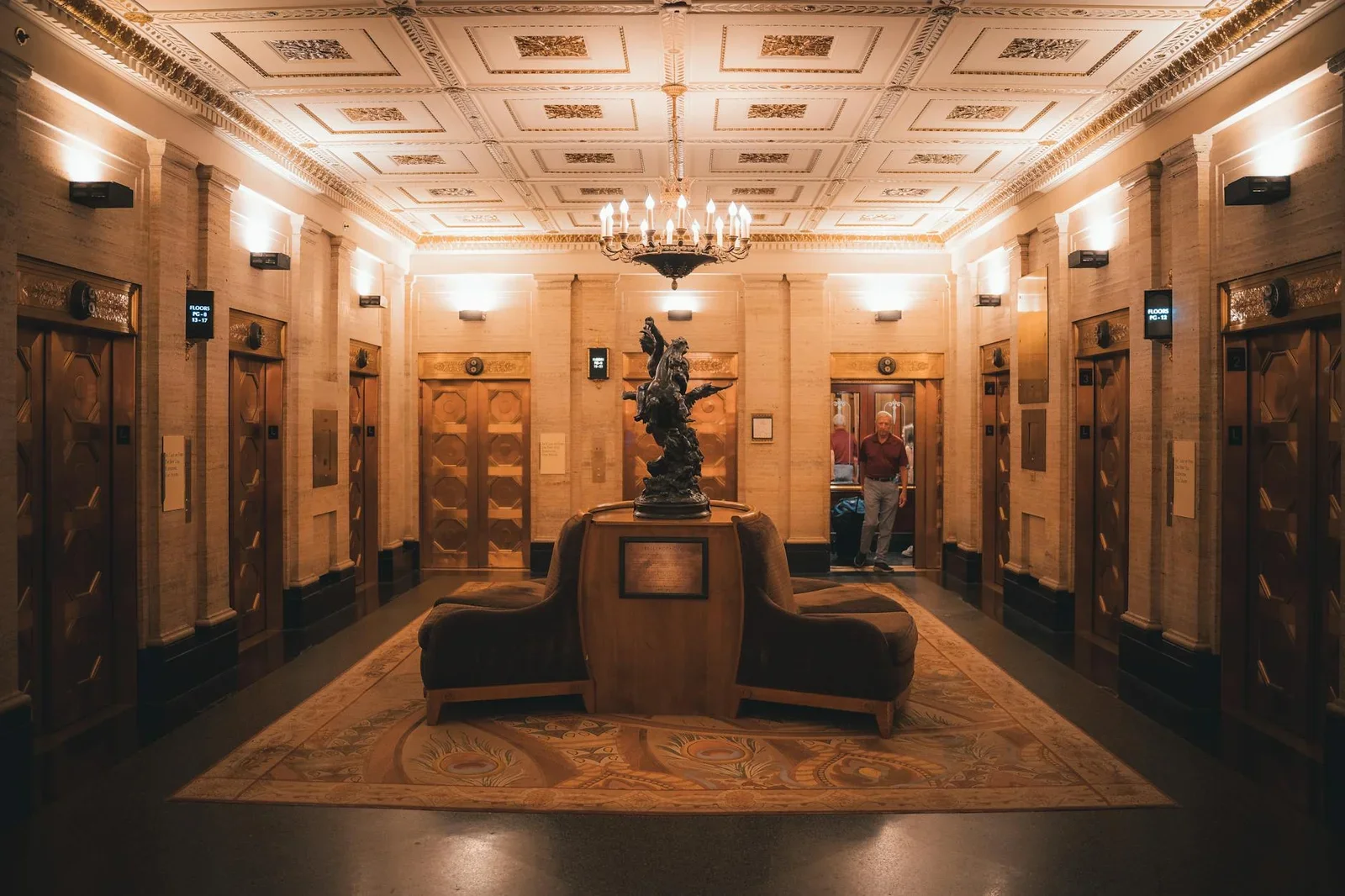 Khu vực thang máy phong cách Art Deco tinh tế, nổi bật với đèn chùm cầu kỳ và họa tiết trang trí cổ điển. | Thiết kế nội thất 24