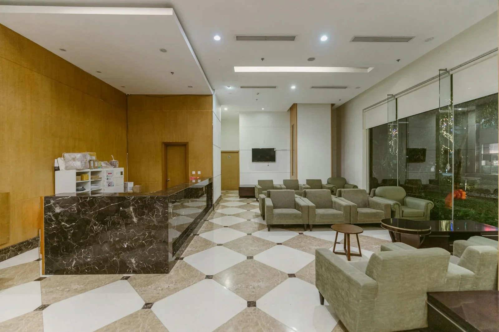 Quầy lễ tân ốp đá marble sang trọng kết hợp khu vực chờ hiện đại, mang đến trải nghiệm chuyên nghiệp cho du khách. | Thiết kế nội thất 24