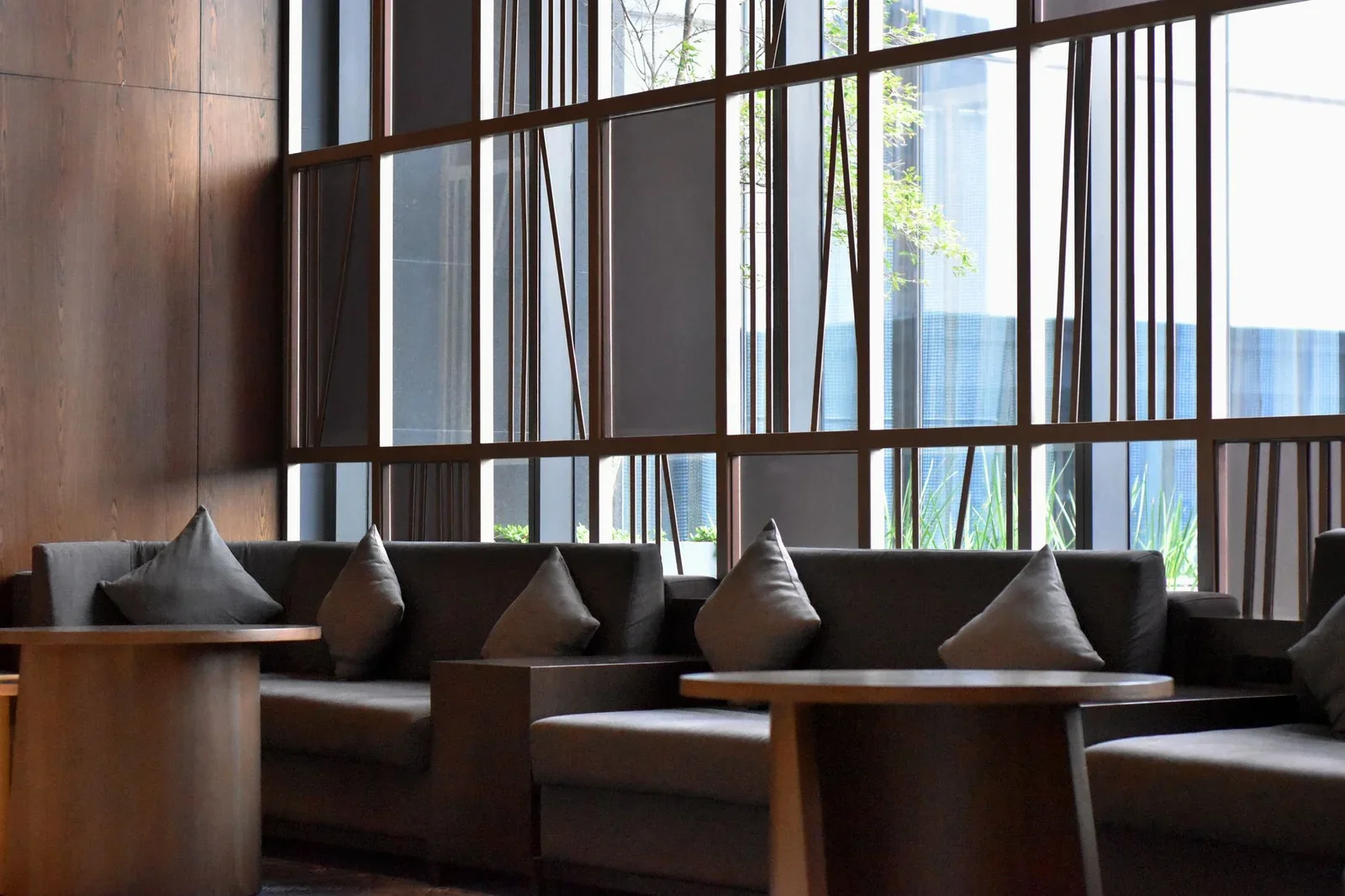 Phòng chờ phong cách đương đại trang bị sofa êm ái, bàn trà thấp và hệ cửa kính lớn đón trọn ánh sáng tự nhiên. | Thiết kế nội thất 24