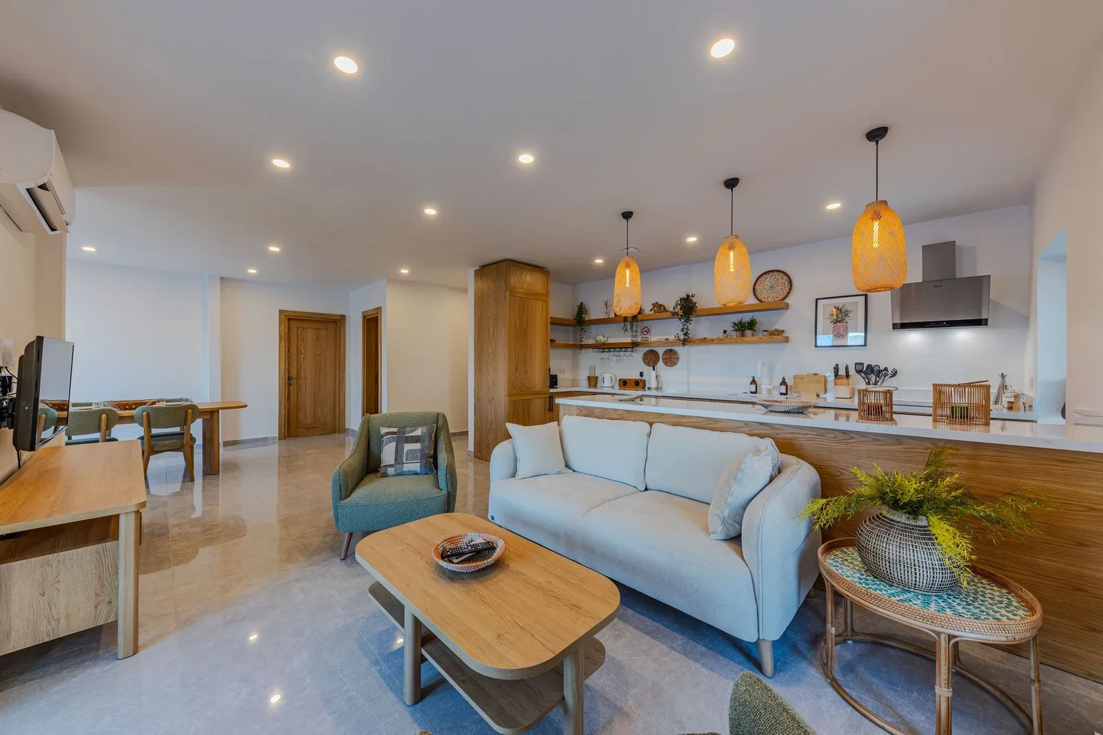 Không gian mở sang trọng với nội thất đương đại và hệ thống ánh sáng ấm áp, tạo cảm giác thư giãn tuyệt đối. | Thiết kế nội thất 24