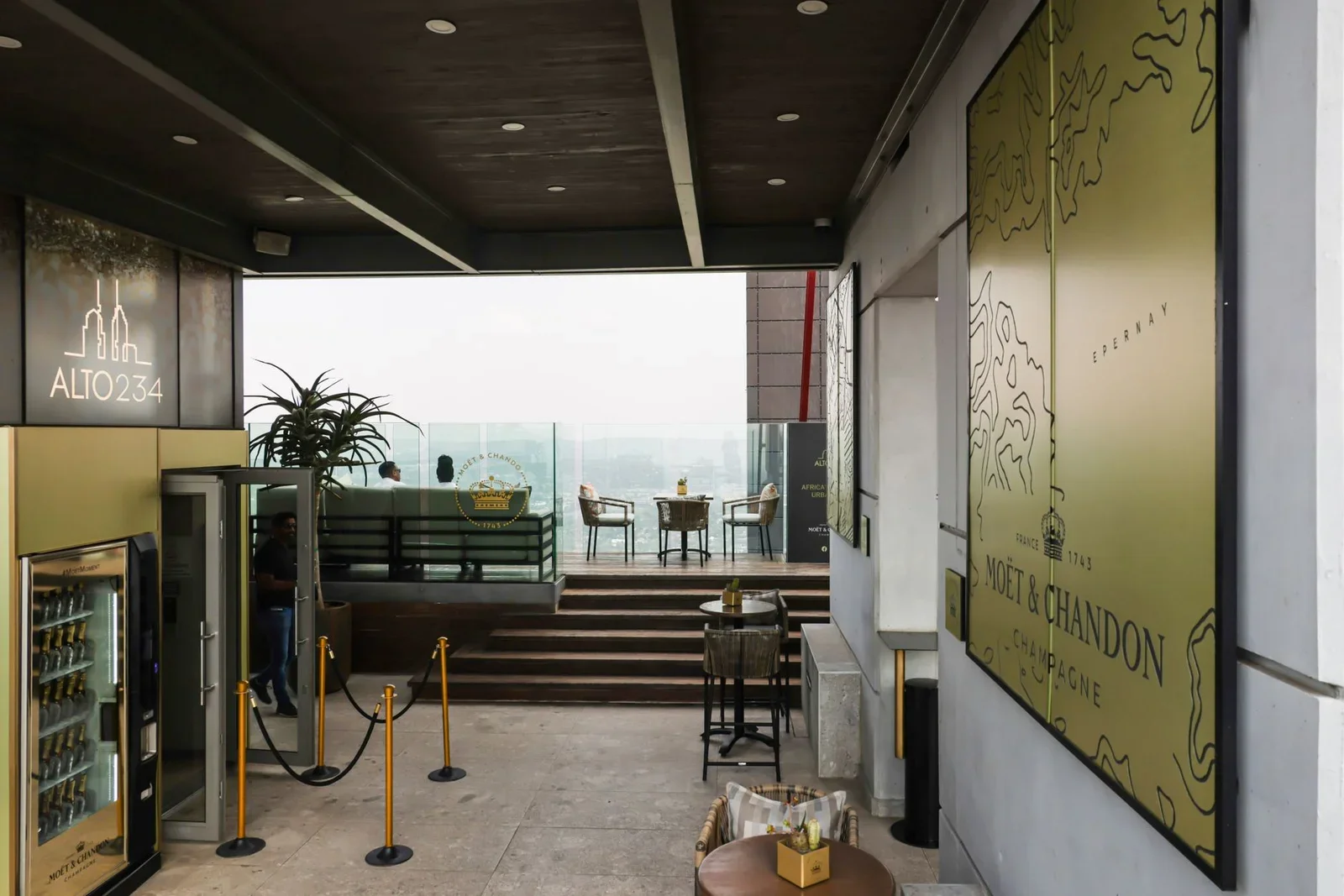 Quầy bar sân thượng hiện đại với tầm nhìn thành phố tuyệt đẹp, nội thất khoa học tạo không gian giải trí đẳng cấp. | Thiết kế nội thất 24